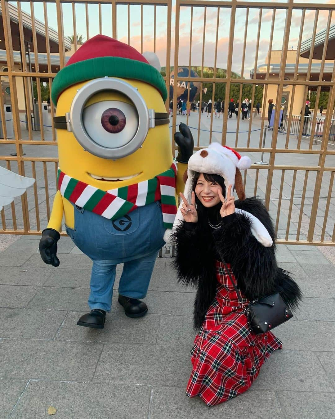 永田レイナさんのインスタグラム写真 - (永田レイナInstagram)「しっとりクリスマスも良いけど、刺激的でド派手なクリスマスをみんなで過ごすのも最高ですな！ ユニバーサル・スタジオ・ジャパン @universal_studios_japan の「NO LIMIT! クリスマス」🎄 「NO LIMIT! パーティ・ツリー」も想像以上の大きさと華やかさだったし、「フロスティーズ・エレクトリック・スノー・パーティ」も見応えたっぷりだったし、冬仕様の「スーパー・ニンテンドー・ワールド」も可愛かったし…総じてめちゃくちゃ楽しかった！！  シーズンごとに違ったイベントやショー、アトラクションを楽しめるので、行くたびに好きになって元気になれる場所。 2023年のわたし的No. 1パワースポットは間違いなくユニバーサル・スタジオ・ジャパンでした🌏  そんな現在開催中の「NO LIMIT!クリスマス」はもちろん、ユニバーサル・スタジオ・ジャパンの魅力をお届けするコーナー「NO LIMIT! ADVENTURE」はZIP-FM 「BRUNCH STYLE」で毎週木曜日の朝10時からオンエア中📻 ZIP-FM Podcastでも配信していますのでぜひ聴いてください〜  #zipfm #universalstudiosjapan  #ユニバーサルスタジオジャパン  #NOLIMITクリスマス #ユニバ #usj」12月8日 14時07分 - reina_nagata