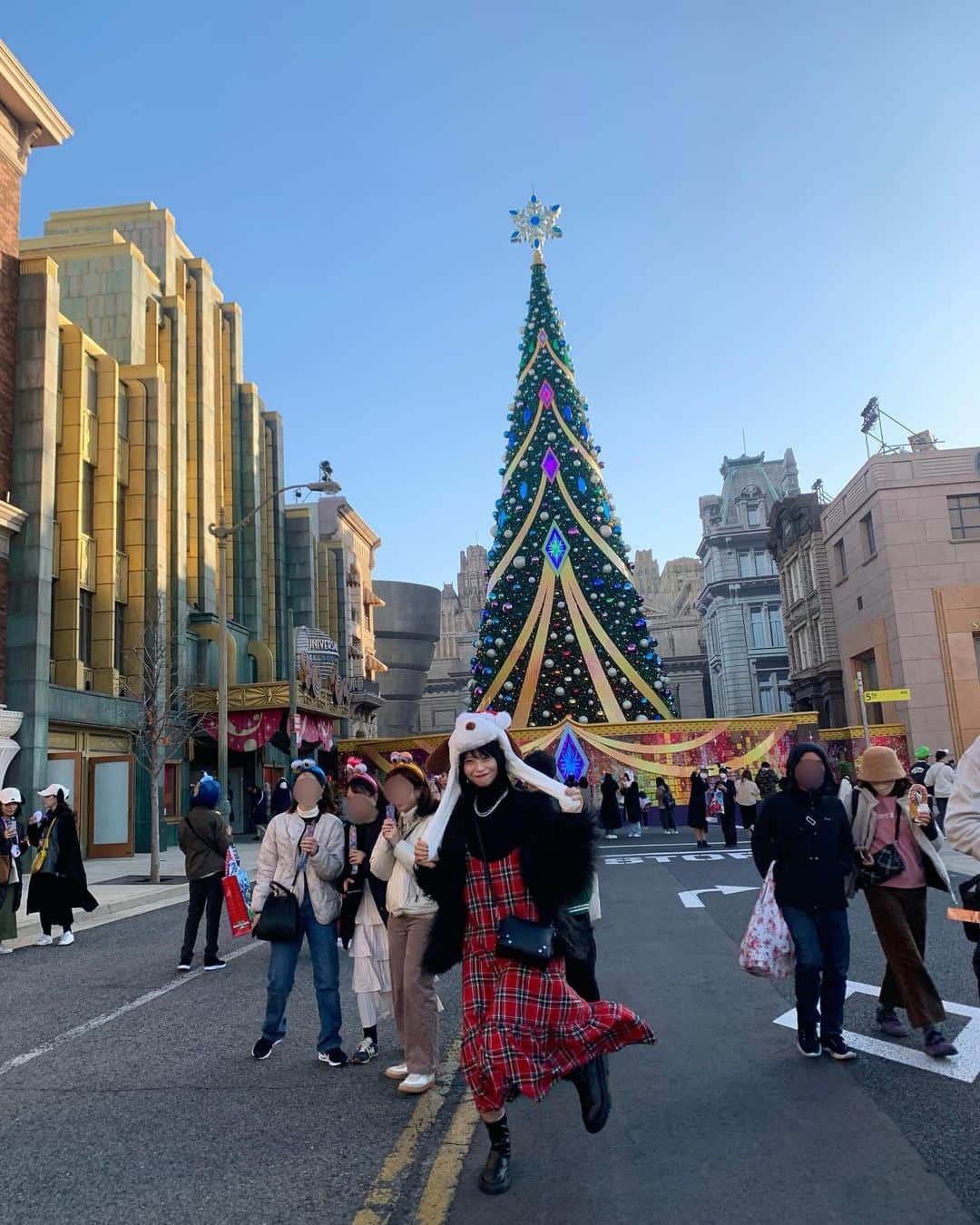 永田レイナさんのインスタグラム写真 - (永田レイナInstagram)「しっとりクリスマスも良いけど、刺激的でド派手なクリスマスをみんなで過ごすのも最高ですな！ ユニバーサル・スタジオ・ジャパン @universal_studios_japan の「NO LIMIT! クリスマス」🎄 「NO LIMIT! パーティ・ツリー」も想像以上の大きさと華やかさだったし、「フロスティーズ・エレクトリック・スノー・パーティ」も見応えたっぷりだったし、冬仕様の「スーパー・ニンテンドー・ワールド」も可愛かったし…総じてめちゃくちゃ楽しかった！！  シーズンごとに違ったイベントやショー、アトラクションを楽しめるので、行くたびに好きになって元気になれる場所。 2023年のわたし的No. 1パワースポットは間違いなくユニバーサル・スタジオ・ジャパンでした🌏  そんな現在開催中の「NO LIMIT!クリスマス」はもちろん、ユニバーサル・スタジオ・ジャパンの魅力をお届けするコーナー「NO LIMIT! ADVENTURE」はZIP-FM 「BRUNCH STYLE」で毎週木曜日の朝10時からオンエア中📻 ZIP-FM Podcastでも配信していますのでぜひ聴いてください〜  #zipfm #universalstudiosjapan  #ユニバーサルスタジオジャパン  #NOLIMITクリスマス #ユニバ #usj」12月8日 14時07分 - reina_nagata