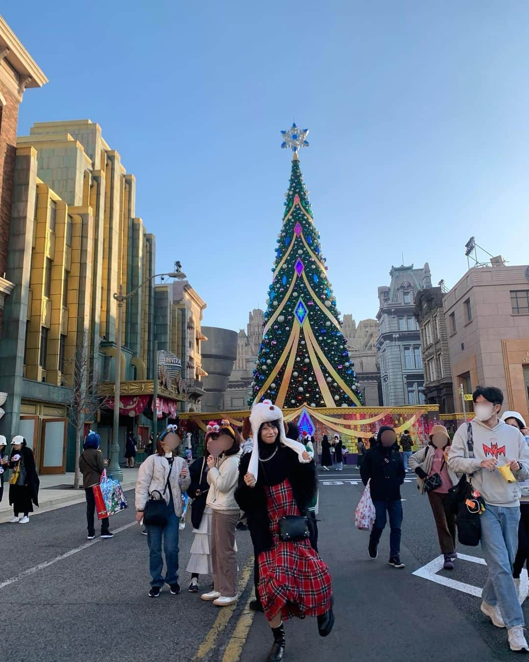 永田レイナさんのインスタグラム写真 - (永田レイナInstagram)「しっとりクリスマスも良いけど、刺激的でド派手なクリスマスをみんなで過ごすのも最高ですな！ ユニバーサル・スタジオ・ジャパン @universal_studios_japan の「NO LIMIT! クリスマス」🎄 「NO LIMIT! パーティ・ツリー」も想像以上の大きさと華やかさだったし、「フロスティーズ・エレクトリック・スノー・パーティ」も見応えたっぷりだったし、冬仕様の「スーパー・ニンテンドー・ワールド」も可愛かったし…総じてめちゃくちゃ楽しかった！！  シーズンごとに違ったイベントやショー、アトラクションを楽しめるので、行くたびに好きになって元気になれる場所。 2023年のわたし的No. 1パワースポットは間違いなくユニバーサル・スタジオ・ジャパンでした🌏  そんな現在開催中の「NO LIMIT!クリスマス」はもちろん、ユニバーサル・スタジオ・ジャパンの魅力をお届けするコーナー「NO LIMIT! ADVENTURE」はZIP-FM 「BRUNCH STYLE」で毎週木曜日の朝10時からオンエア中📻 ZIP-FM Podcastでも配信していますのでぜひ聴いてください〜  #zipfm #universalstudiosjapan  #ユニバーサルスタジオジャパン  #NOLIMITクリスマス #ユニバ #usj」12月8日 14時07分 - reina_nagata