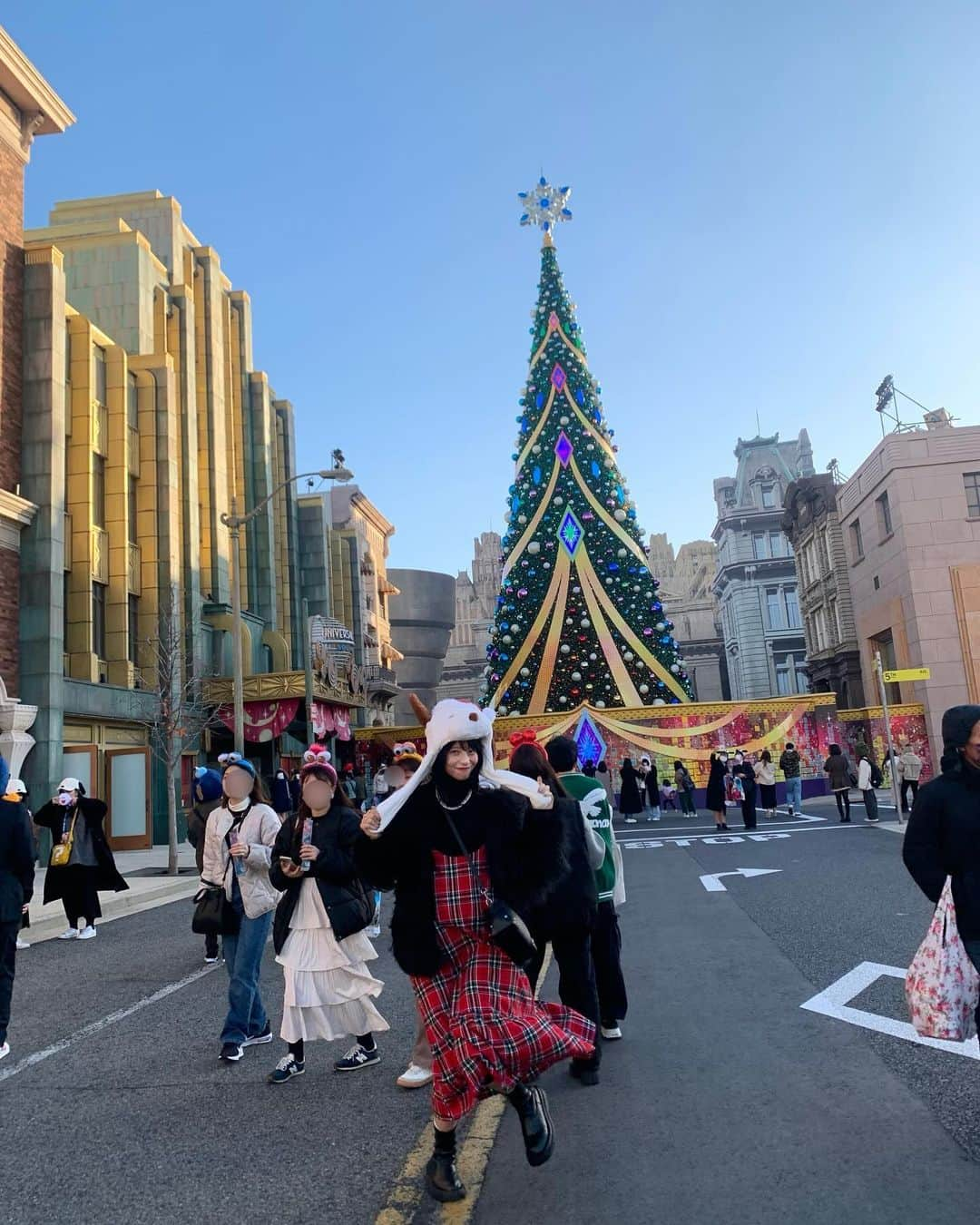 永田レイナのインスタグラム：「しっとりクリスマスも良いけど、刺激的でド派手なクリスマスをみんなで過ごすのも最高ですな！ ユニバーサル・スタジオ・ジャパン @universal_studios_japan の「NO LIMIT! クリスマス」🎄 「NO LIMIT! パーティ・ツリー」も想像以上の大きさと華やかさだったし、「フロスティーズ・エレクトリック・スノー・パーティ」も見応えたっぷりだったし、冬仕様の「スーパー・ニンテンドー・ワールド」も可愛かったし…総じてめちゃくちゃ楽しかった！！  シーズンごとに違ったイベントやショー、アトラクションを楽しめるので、行くたびに好きになって元気になれる場所。 2023年のわたし的No. 1パワースポットは間違いなくユニバーサル・スタジオ・ジャパンでした🌏  そんな現在開催中の「NO LIMIT!クリスマス」はもちろん、ユニバーサル・スタジオ・ジャパンの魅力をお届けするコーナー「NO LIMIT! ADVENTURE」はZIP-FM 「BRUNCH STYLE」で毎週木曜日の朝10時からオンエア中📻 ZIP-FM Podcastでも配信していますのでぜひ聴いてください〜  #zipfm #universalstudiosjapan  #ユニバーサルスタジオジャパン  #NOLIMITクリスマス #ユニバ #usj」