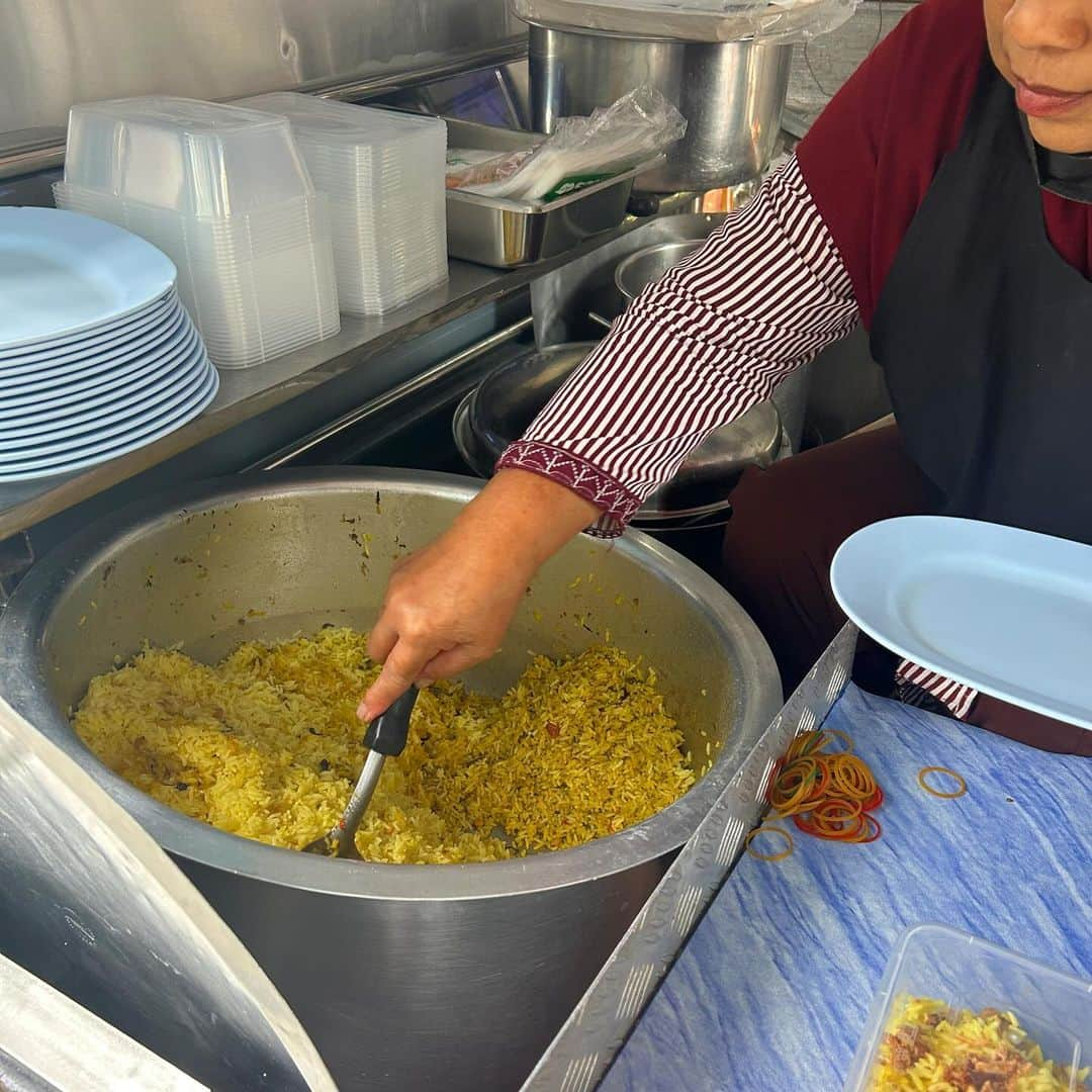 エダジュンさんのインスタグラム写真 - (エダジュンInstagram)「２日目のお昼ごはん。  トンローにある、カオモックガイ🇹🇭🍛（タイ風ビリヤニ）アマッド・ロットディーさんへ🏃‍♂️  もう６〜７年前、 このお店で初めてカオモックガイを知って、 感動したことから、大好きな料理になりました！  去年訪れた際、 屋台だったお店がなくなって…しょんぼり😞。。  そしたら、 インスタの投稿で駐在の方が、 先月このお店に食べに行ってる投稿を発見して😳!!??  どうやら、移転してるみたい！ 勇気を持って、その方にDMをして、 場所を教えて頂きました🥹本当に感謝です。  屋台だったお店は、フードトラックに変わっていて、でも味は、昔食べたあの時のカオモックガイでした（勝手にエモい）スープガイも、鶏肉がごろごろっと。  またも食べてる時に、おじちゃんが話しかけてくださり、「日本人か？ここのカオモックガイはバンコクで１番だ！」と仰っておりました😂（強い）  去年行った、カオモックガイのお店とタイプが違って、食べ比べなんてのも楽しいかと思いますよ＾＾  別の場所に店舗もありますが、 外で食べるカオモックガイはやっぱり美味しいな〜。後、テーブルクロスがツボでした（そこ大切）  最後に外観の写真を撮っていたら、車からおじちゃんがわざわざ降りてきてくださり😆！また、ひとつ楽しい想い出ができました。  場所が分かりづらいので、YouTubeの時に🫰  ごちそうさまでした〜🙏✨  #カオモックガイ #バンコク旅行 #バンコクグルメ  #エダジュン」12月8日 14時13分 - edajun