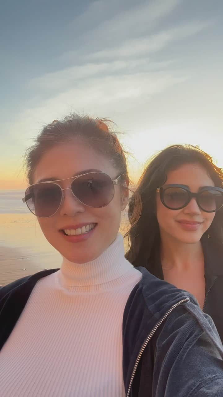 武田久美子のインスタグラム：「. サンセットタイムの映像をお届けしますね💜  #sunset #motherdaughter」