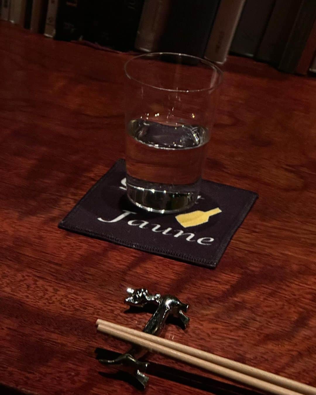 ヒョミン のインスタグラム：「한국을 너무나 사랑하는 쇼헤이상의 Gout de Jaune. 노란색 맛을 뜻하는 Gout de Jaune에는 쥐라 와인이 한가득. 쿠리 껍질 맛이 난다고 우기고 우겼던 그 쥐라 오늘따라 생각나네.. 🌰🌰🌰 런칭 전에 효민사와도 한캔 들고가 선물해 드렸는데 바 한 가운데에 진열해주신 상냥한 쇼헤이상 담번엔 서울에서 만나요 🙋🏻‍♀️」