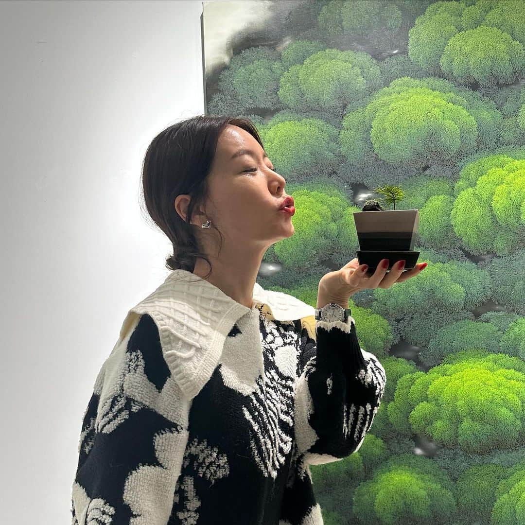 のインスタグラム：「제가 그냥 혼자 끼려고 제작해본건데,  기존 @j.gracelet_official 하트볼륨이어링의  큰사이즈 버젼이에요. 💙💙  (귀걸이사이즈가 살짝 볼드하면 얼굴이 작아보여 좋아요😍 근데 너무 크면 오버스럽고... 넘 작으면 한 티도 안나고 쵸큼 유치해뵐수있는게 또.. 하트🩷디자인의 특성....🤔)   근데 요즘 볼륨하트가 유행이라 그런지 보는사람마다 이거 내놓으라하시는데... 🤔 (찾아보묜 막상 어린애(?)들용 말고 성숙한 여자사람이 해도 유치하지않은.. 고퀄 하트이어링이 잘없잖아요... 넘 악세사리스럽고...🫢)   제이그레이슬렛 쥬얼리 자체가 전상품 알러지프리 -니켈도금- 것도 18K 골드의 수작업으로 진행되다보니, 이게 문제가 싸질 않아요...🥲  (보통 명품브랜드 주얼리도 대부분 14k도금.. 아시죠...?? )   지금 예상출고가 “BIG하트이어링”의 경우 10만원-11만원대 이고 (사이즈가 커지면 도금에 글어가는 금중량도 커지므로🤧) , 제작오더 기간도3주 예상됩니다.   최소 주문건수는 20개 이상인데... 원하시면 댓글주세요🙏🏻 (컬러는 화이트골드/ 옐로골드 2가지🤍💛)  수량 모자라면 그냥 drop할께요.  (꼭 살사람 2명은 이미 있는듯 ㅋㅋㅋㅋㅋ 😆  누군지 본인이 아시쥬...?? )   <연말셀프 선물 광물 또 진행해볼까요..???>」