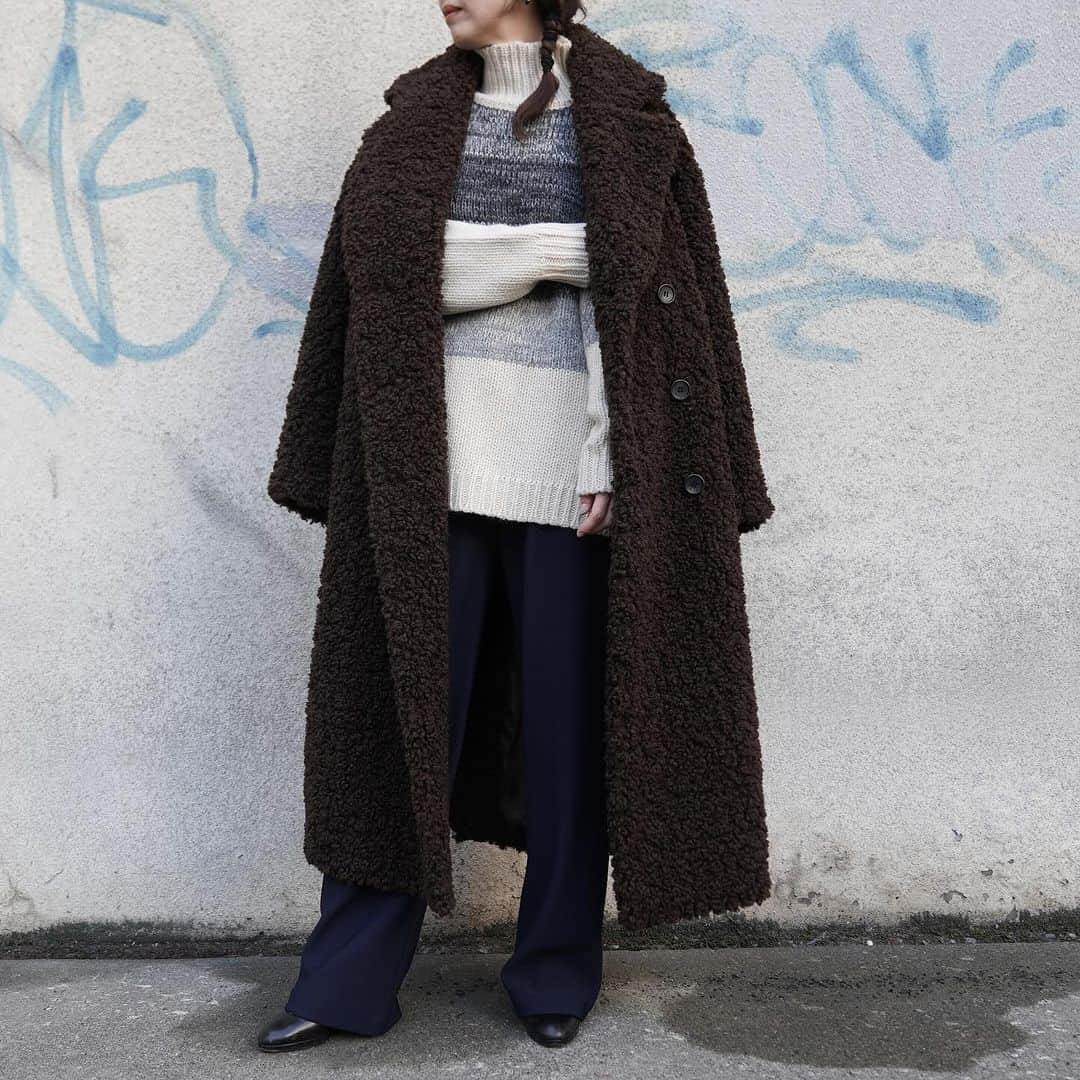 MāWのインスタグラム：「. [CLANE] DOUBLE LONG BOA COAT.  仔羊の羊毛の雰囲気を再現した、程良いボリューム感と柔らかさが特徴的なエコファーのダブルロングコート。 ロング丈のファーを使用したので首元から足元まで暖かく、ファーの素材感が映えるアウターです。  -  #mawsapporo #MāW #insonlinestore #clane #sapporo #hokkaido #23aw」