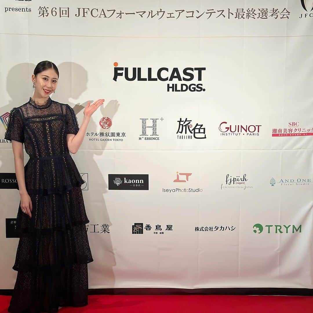 永島あゆみのインスタグラム：「・ 先月「第5回ベストフォーマルウェアアワード」 「第6回 JFCAフォーマルウェアコンテスト」に OGとして今回はお手伝いで参加させて頂き ました☺️✨  3年前に私も出場させて頂きとても良い 経験になったミスコンテストでしたし 今でもとてもお世話になり本当にご縁に 感謝してます✨  来年もjfcaフォーマルコンテストは あるのでご興味ある方は是非ぜひ 応募してくださいね☺️  @tuxedo_designer_munetaka さん 今年もありがとうございました✨  ・ #jfca#jfcaフォーマルウェアコンテスト  #ベストフォーマルウェアアワード  #ミスコン#雅叙園」