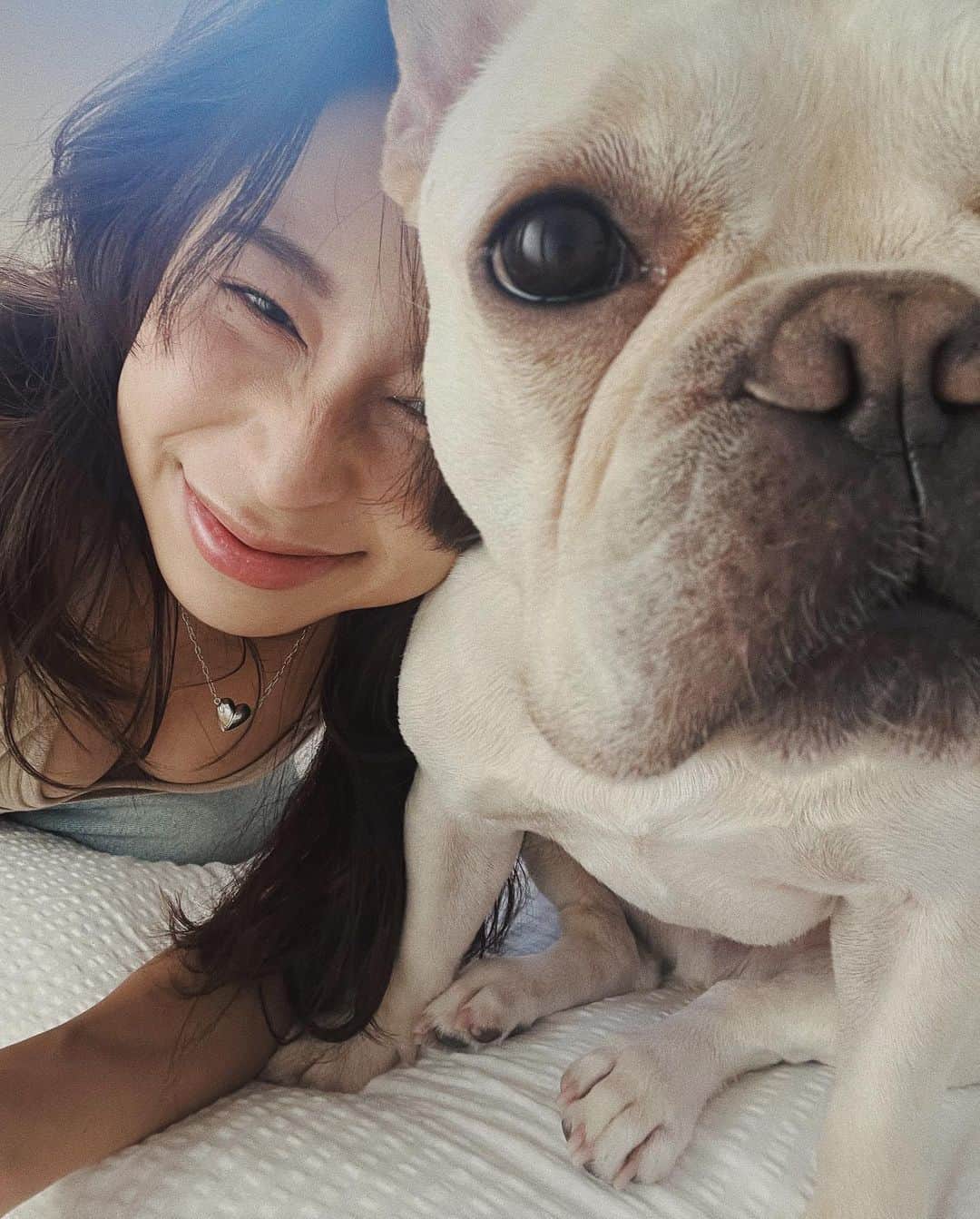 佐藤有里のインスタグラム：「w/maruta(長男) . . 産休に入って一番そばで寄り添ってくれたまるたくん。 毎日何をするわけじゃなくても私にたくさんの癒しと笑い、幸せな時間を与えてくれました。 . そんな２人きりの生活も残りわずか。 👶が産まれたらきっとこうはいかないよなぁと思うとなおさら ウザがられるくらいにベタベタしてしまう(笑) ごめん(笑)←写真を見て気づく . . いつもありがとねまる。お兄ちゃん頼んだよ🤜🩶」
