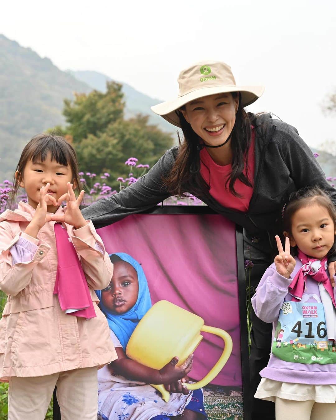 イ・ハニさんのインスタグラム写真 - (イ・ハニInstagram)「옥스팜 @oxfamkorea  #여성과소녀를위한옥스팜워크   함께여서 더없이 감사하고 행복한 시간이었습니다.^^ 어린 소녀친구들도 어르신분들도 씩씩하고 넉넉하게 10km완주 하는 것을 보며 참 감사하고 뿌듯한 시간이었네요. 저도 약 80세?까지는 매년 완주하고 싶은 소망입니다.ㅎ  코로나 때문에 못본 3년사이 몰라보게 커서 온 친구들도, 처음오신 분들도 모두들 정말 반가웠습니다^^  멀리서부터 와주시고 애써주신 모든 분들께 감사드립니다~ 2024년 아름다운 가을날, 우리 반갑게 또 만나요!🙏🧡  (겨울에 올리는 늦은 가을날의 피드^^;)」12月8日 14時46分 - honey_lee32