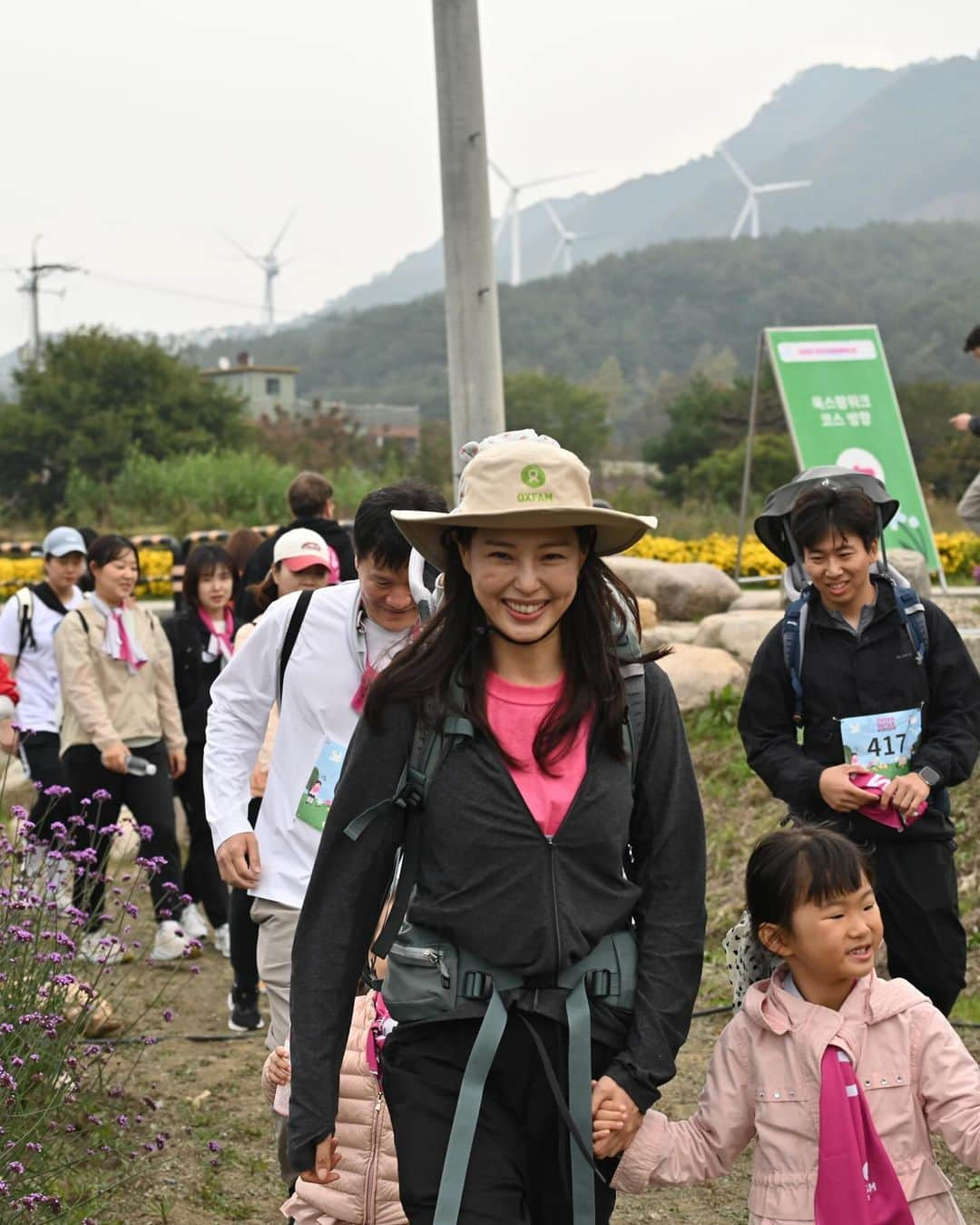 イ・ハニさんのインスタグラム写真 - (イ・ハニInstagram)「옥스팜 @oxfamkorea  #여성과소녀를위한옥스팜워크   함께여서 더없이 감사하고 행복한 시간이었습니다.^^ 어린 소녀친구들도 어르신분들도 씩씩하고 넉넉하게 10km완주 하는 것을 보며 참 감사하고 뿌듯한 시간이었네요. 저도 약 80세?까지는 매년 완주하고 싶은 소망입니다.ㅎ  코로나 때문에 못본 3년사이 몰라보게 커서 온 친구들도, 처음오신 분들도 모두들 정말 반가웠습니다^^  멀리서부터 와주시고 애써주신 모든 분들께 감사드립니다~ 2024년 아름다운 가을날, 우리 반갑게 또 만나요!🙏🧡  (겨울에 올리는 늦은 가을날의 피드^^;)」12月8日 14時46分 - honey_lee32