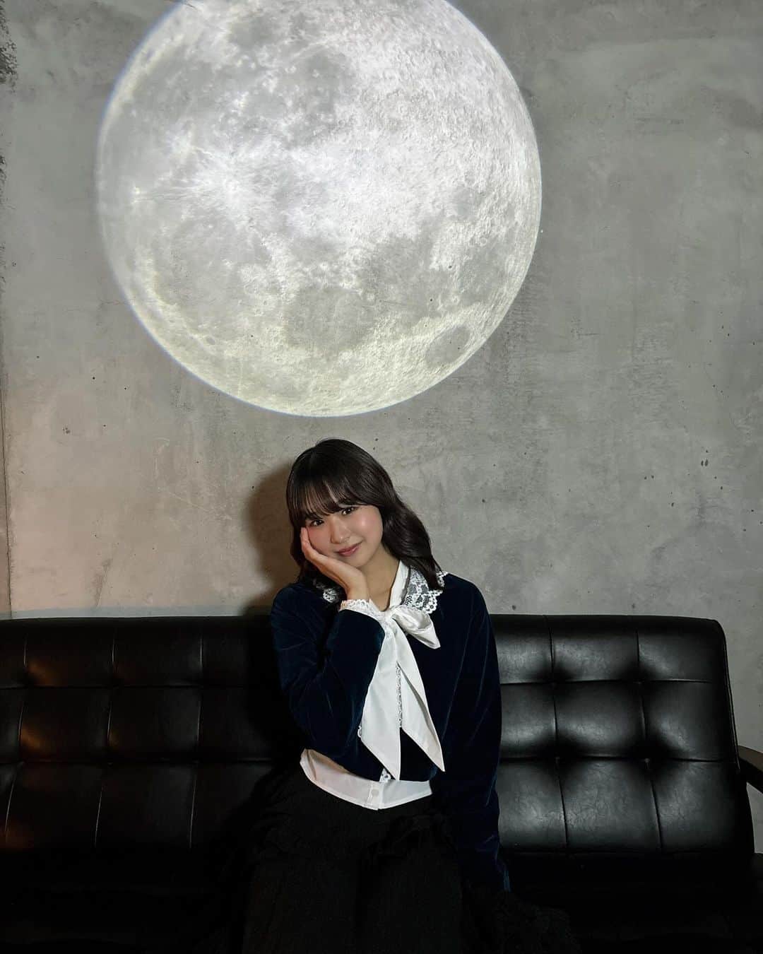 岩間妃南子のインスタグラム：「・ ・ ・ YouTubeの歌動画早く出せるように 頑張ってます😢🥺 歌練習中、、、！！！！ もう少しまっててー！！！！ ・ ・ ・ 月のライトめーーーーちゃお気に入り🌕💛 ・ ・」