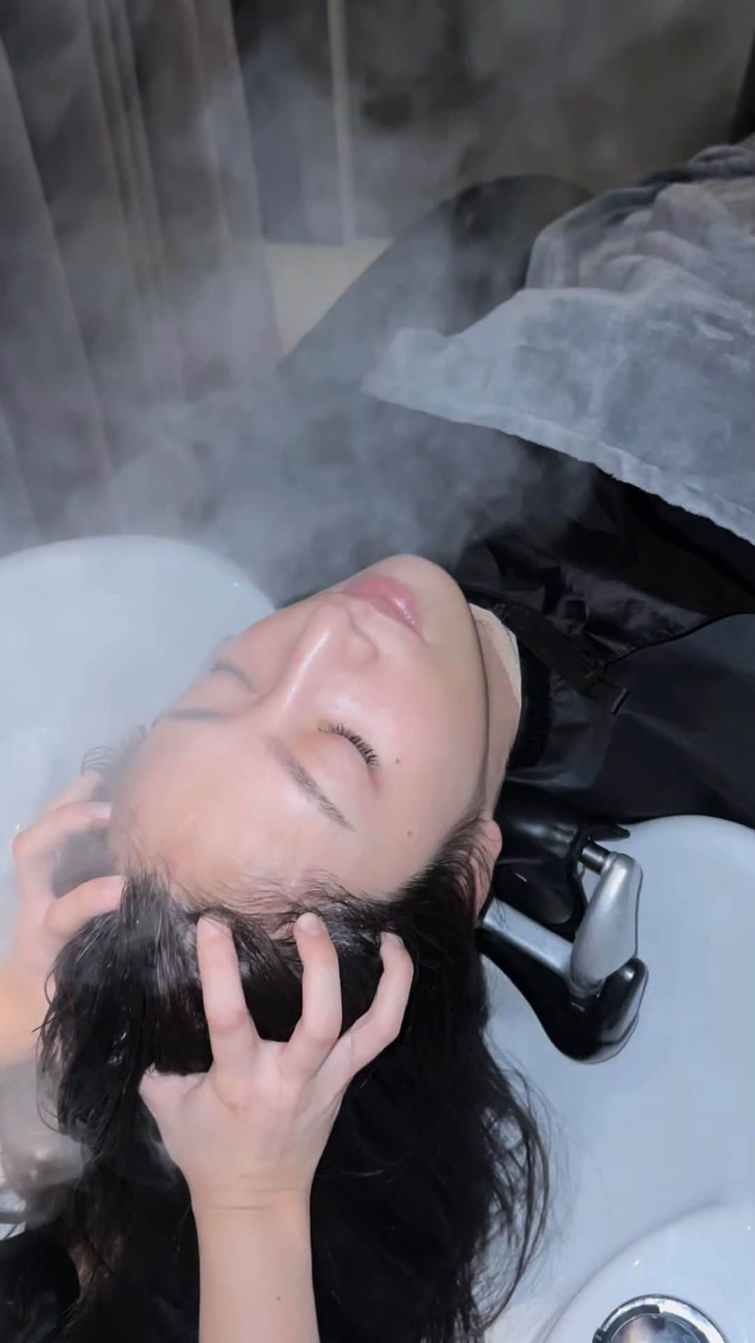雨宮みずきのインスタグラム：「head spa💆‍♀️  12月15日から外苑前にオープンする @palmhouse_headspa で極上ヘッドスパを受けさせてもらいました！  終わった後は頭も目もスッキリ！！！ 首肩の疲れもほぐれてアロマのいい香りに包まれ 心身ともに癒されました🥹💕 脳の疲労をとるための骨膜ヘッドスパ 指圧もとても強めで気持ち良すぎました♡  私が施術してもらったのはこちら↓ ・骨膜ドレナージュ 60分 頭皮クレンジング(クレイ) 炭酸シャンプー&トリートメント 肩・背中マッサージ、アイケア、デコルテケア  12月は特に忙しくなると思うので 日頃の疲れを他にはない骨膜ヘッドスパで癒やされて🥹🙏✨  #palmhouse #headspa」