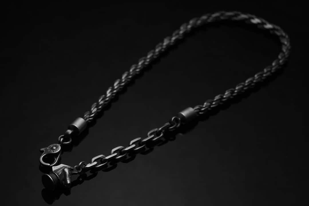 プエルタ・デル・ソルさんのインスタグラム写真 - (プエルタ・デル・ソルInstagram)「♙ ♜ ♝ ♞ ♛ ♚ 【Silver Rope Bracelet】 シンプルなフレンチロープのブレスレット✴︎✴︎✴︎ エンドのナイトがアクセント✴︎✴︎✴︎  ギフトにもオススメです🎁  BR1047/¥17,600 BR1047BK/¥19,800  #PUERTADELSOL #プエルタ #プエルタデルソル #accessory  #jewelry #ジュエリー #アクセサリー #メンズアクセサリー #クリスマス #クリスマスプレゼント  #恵比寿 /03-5489-9470 @puertadelsol_official  #大阪 /06-6136-5345  @puertadelsol_osaka」12月8日 15時10分 - puertadelsol_official