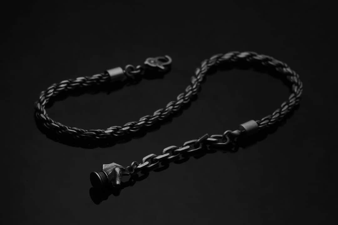 プエルタ・デル・ソルのインスタグラム：「♙ ♜ ♝ ♞ ♛ ♚ 【Silver Rope Bracelet】 シンプルなフレンチロープのブレスレット✴︎✴︎✴︎ エンドのナイトがアクセント✴︎✴︎✴︎  ギフトにもオススメです🎁  BR1047/¥17,600 BR1047BK/¥19,800  #PUERTADELSOL #プエルタ #プエルタデルソル #accessory  #jewelry #ジュエリー #アクセサリー #メンズアクセサリー #クリスマス #クリスマスプレゼント  #恵比寿 /03-5489-9470 @puertadelsol_official  #大阪 /06-6136-5345  @puertadelsol_osaka」