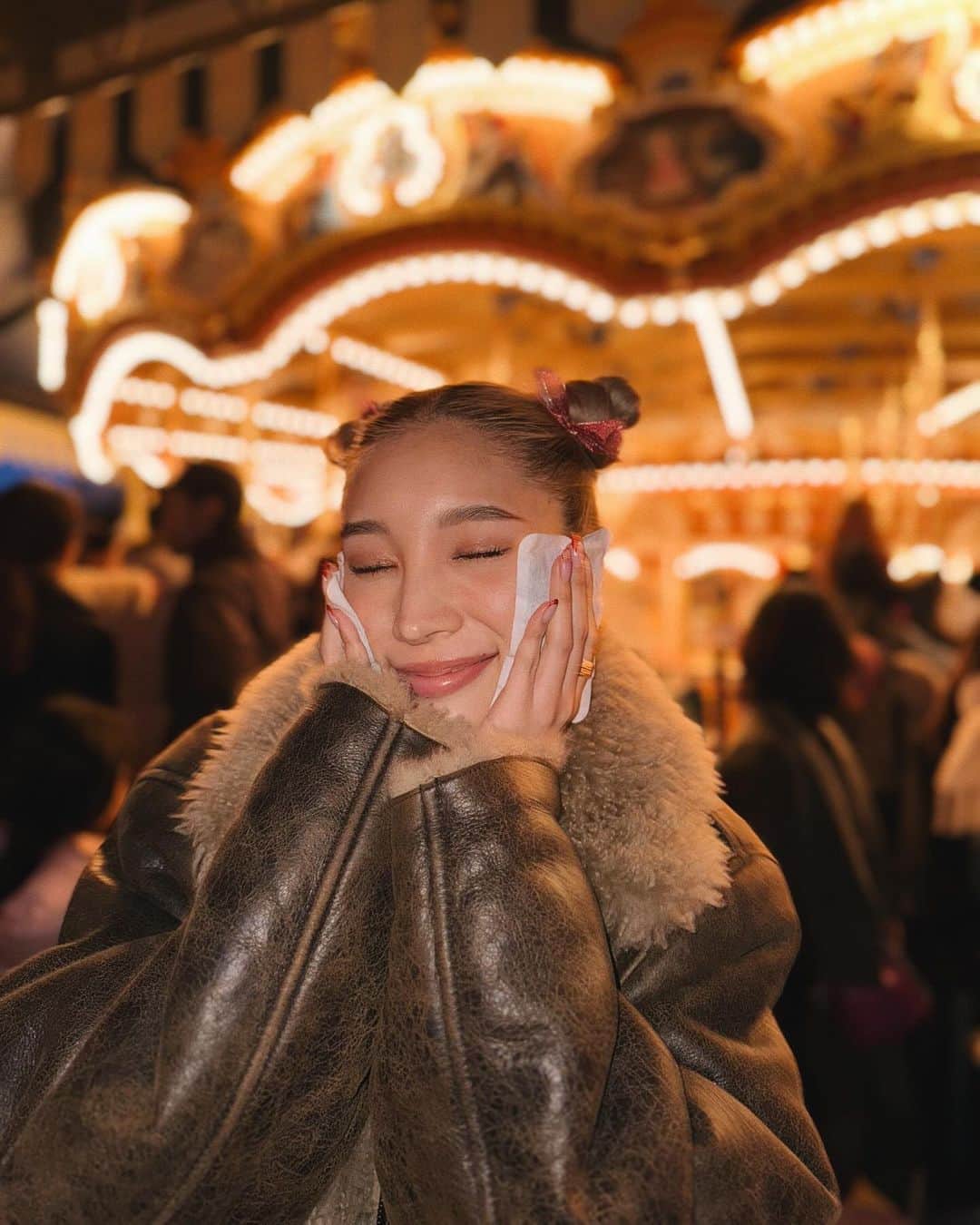 REONAさんのインスタグラム写真 - (REONAInstagram)「クリスマスディズニーは大人になっても楽しいね🎡💖  並ぶ体力ないからほぼお散歩して帰ってきたけど大満足😍❤️🎠」12月8日 19時38分 - reona.0504