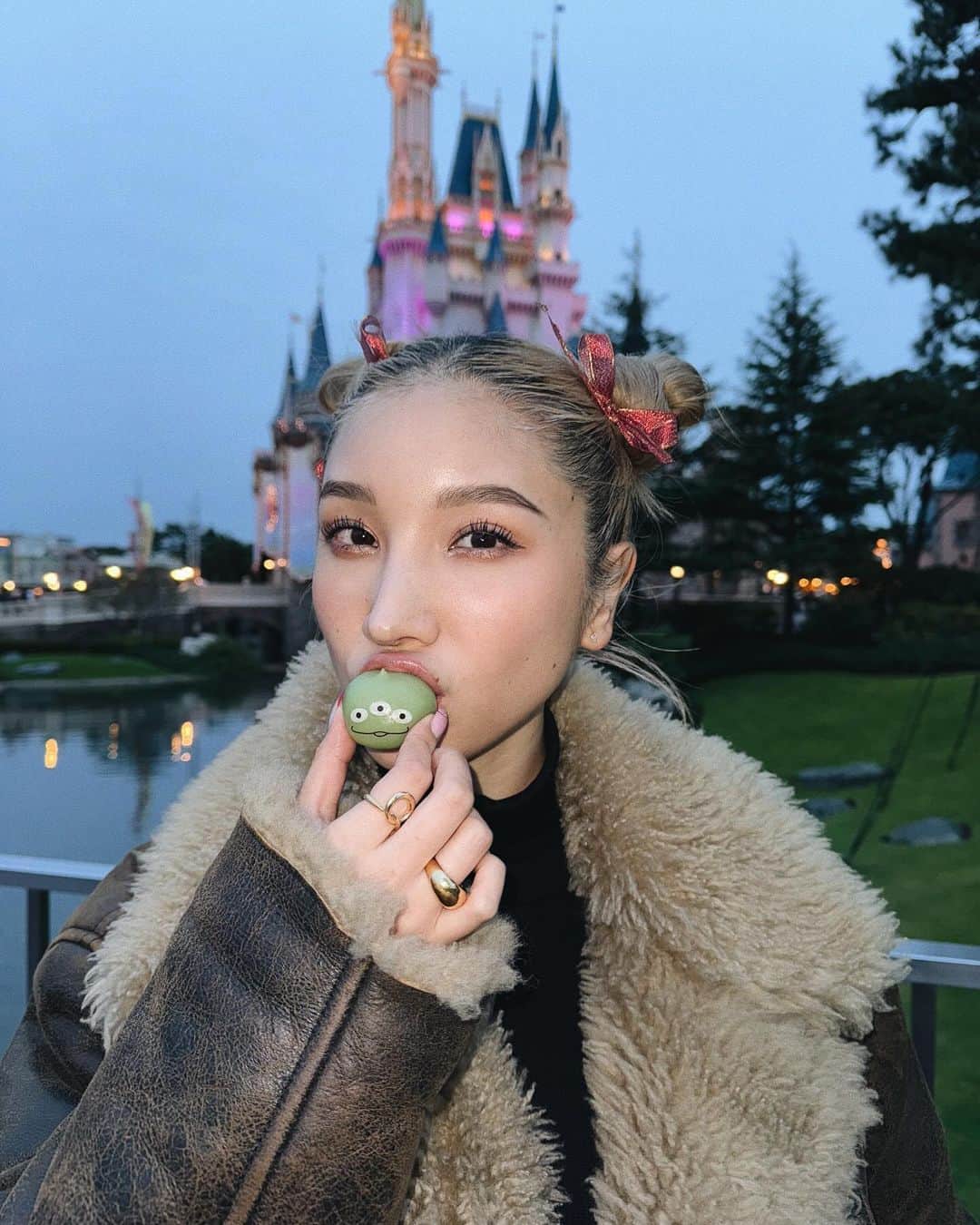 REONAさんのインスタグラム写真 - (REONAInstagram)「クリスマスディズニーは大人になっても楽しいね🎡💖  並ぶ体力ないからほぼお散歩して帰ってきたけど大満足😍❤️🎠」12月8日 19時38分 - reona.0504