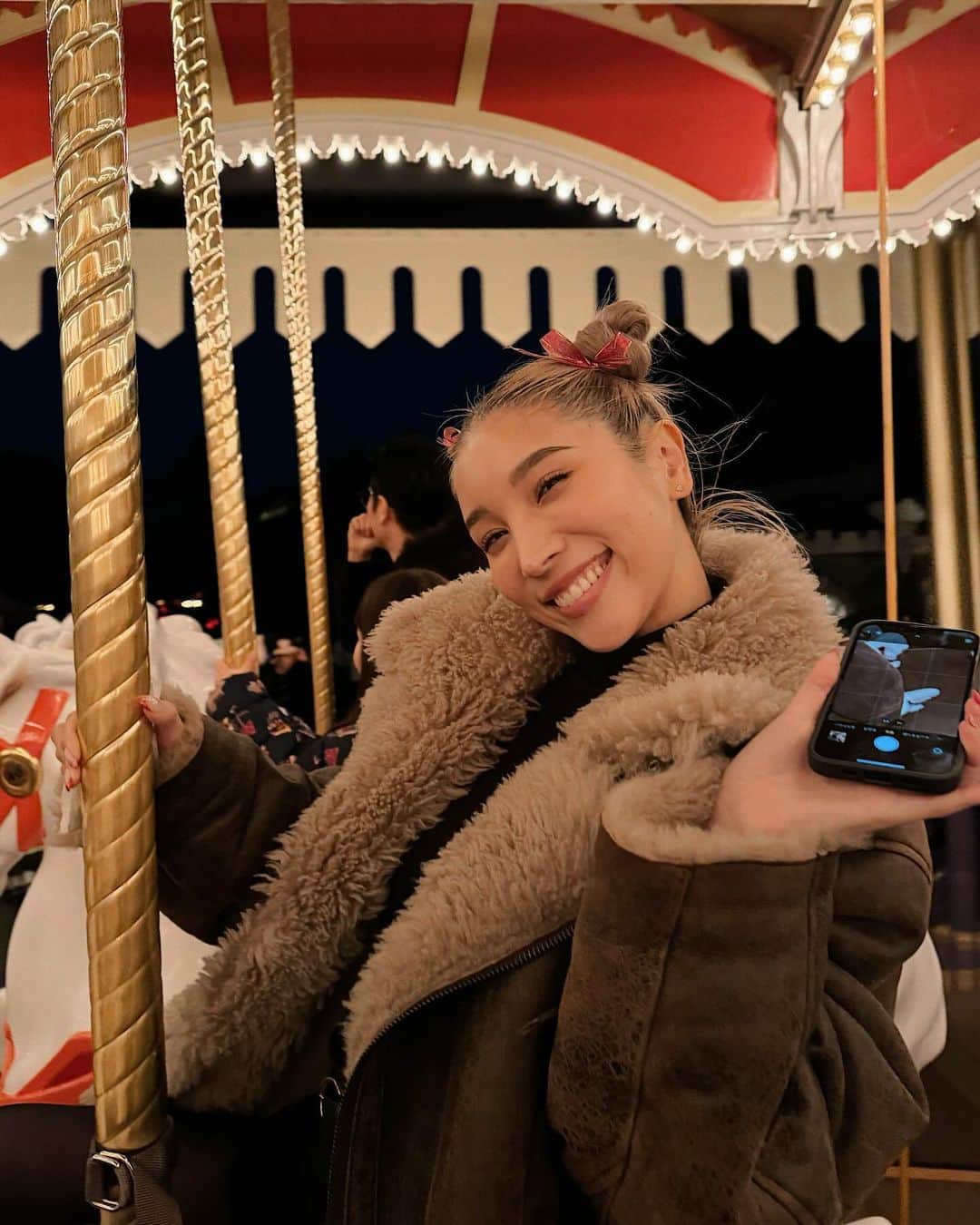 REONAさんのインスタグラム写真 - (REONAInstagram)「クリスマスディズニーは大人になっても楽しいね🎡💖  並ぶ体力ないからほぼお散歩して帰ってきたけど大満足😍❤️🎠」12月8日 19時38分 - reona.0504
