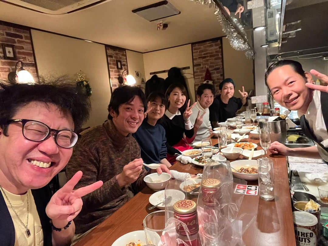 ムッシュピエールさんのインスタグラム写真 - (ムッシュピエールInstagram)「マジシャンのお茶会メンバーで 忘年会 マジックバーランディーで美味しい中華をいただきました！ マジックグッズ争奪ジャンケンやら新年にやりたいことの話などして盛り上がりまして。 ほんと来年はもっと面白い活動できたらいいな。今年は探り探りでなんとなくおしゃべりしてただけでしたからね。 いやそれもめっちゃ楽しいのだけれど。  いちばん手前に変なおっさんおるね  #マジシャン #マジシャンのお茶会 #マジックバーランディー  #ランディあつし #seiya #あべよしえサックスアンドバルーンアート #マジシャンAyana #高橋ブラザーズユキ #てってん #ムッシュピエール」12月8日 15時14分 - m.pierr