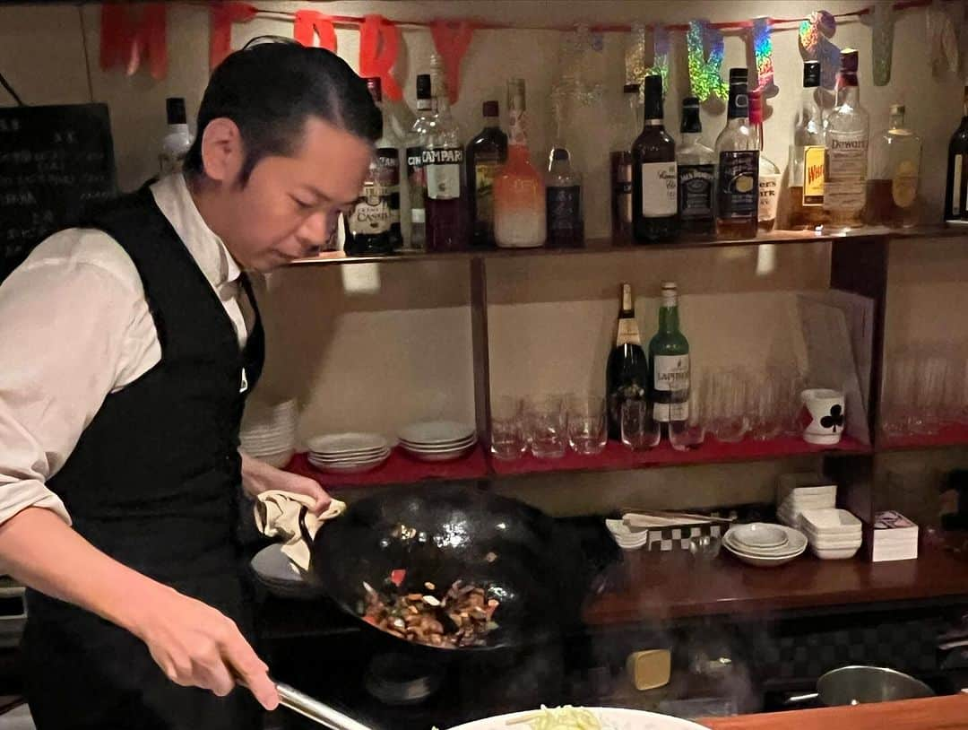 ムッシュピエールさんのインスタグラム写真 - (ムッシュピエールInstagram)「マジシャンのお茶会メンバーで 忘年会 マジックバーランディーで美味しい中華をいただきました！ マジックグッズ争奪ジャンケンやら新年にやりたいことの話などして盛り上がりまして。 ほんと来年はもっと面白い活動できたらいいな。今年は探り探りでなんとなくおしゃべりしてただけでしたからね。 いやそれもめっちゃ楽しいのだけれど。  いちばん手前に変なおっさんおるね  #マジシャン #マジシャンのお茶会 #マジックバーランディー  #ランディあつし #seiya #あべよしえサックスアンドバルーンアート #マジシャンAyana #高橋ブラザーズユキ #てってん #ムッシュピエール」12月8日 15時14分 - m.pierr