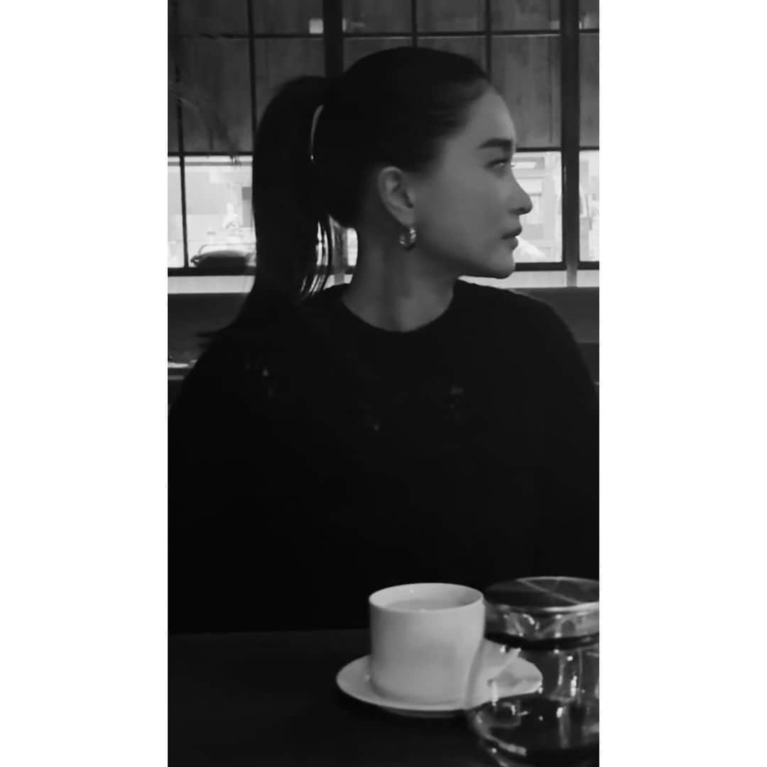 平大路えみのインスタグラム：「久しぶりに投稿しようとしたら機能が変わっててドキドキしてる♥︎  いまのiPhoneは暗いところで撮ってもこんなに明るくうつるのすごいね！ ほんとは、ここ、すごーく暗いのです。」