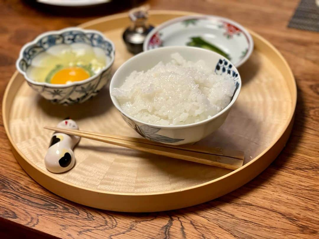 三浦瑠麗さんのインスタグラム写真 - (三浦瑠麗Instagram)「きのうは配信でごはんを一緒に食べられなかった。出る前に鶏モモ肉をローズマリーと大蒜と檸檬でオイルに漬け込んだものを焼いて作りおきしていたら、娘が帰ってきた。 覗き込んでお腹が空いたみたい。部屋中にいい匂いがするものね。 そこで早めにごはんの鍋を火にかけて、卵かけごはん。 炊き立てをこうやってきゅうりの糠漬けとともにいただいて、お稽古から帰ったら晩ごはんにまた一杯。 成長期にしかできないことだけど、いいよねえ。」12月8日 15時18分 - lullymiura