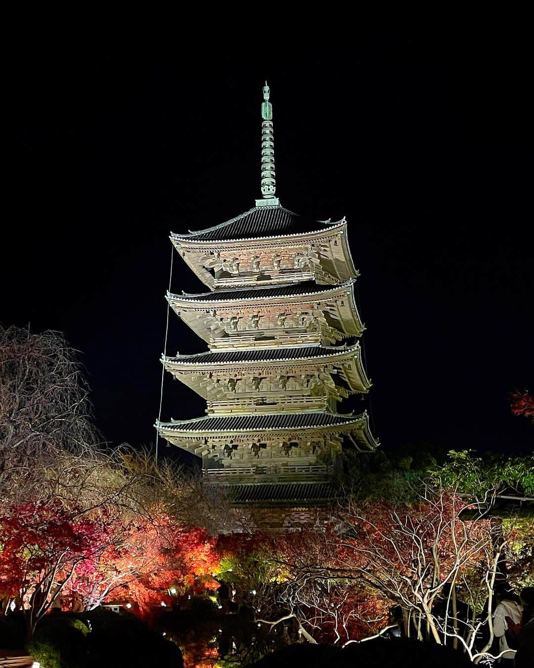 百合華さんのインスタグラム写真 - (百合華Instagram)「世界遺産京都東寺の紅葉ライトアップ＆夜間特別拝観タイム🍁🍁🍁  #worldheritagejapan   #世界遺産真言宗総本山東寺   広い境内では色鮮やかな沢山のもみじ達がライトアップされていて芸術的な秋の風景を愉しむ事が出来ました✨  #夜間特別拝観ライトアップ  五重塔＆紅葉がお堀に映し出されとっても神秘的な空間に大感動で御座いました🧚💕  #神秘的で幻想的なスポット   重要文化財なお堂には国宝級な沢山の仏像が鎮座なされ荘厳で神々しい雰囲気に古都京都の歴史深さを感じました💖  #歴史的建造物にロマンを感じる系女子   #japan #日本 #kyoto  #京都 #五重塔 #京都東寺 #歴史的景観  #世界遺産巡り #お堀に映る紅葉  #紅葉ライトアップ #五重塔ライトアップ  #京都紅葉ライトアップ  #風情溢れる夜の美観地区  #世界遺産はやっぱりすごい」12月8日 15時22分 - yurika.lovelily