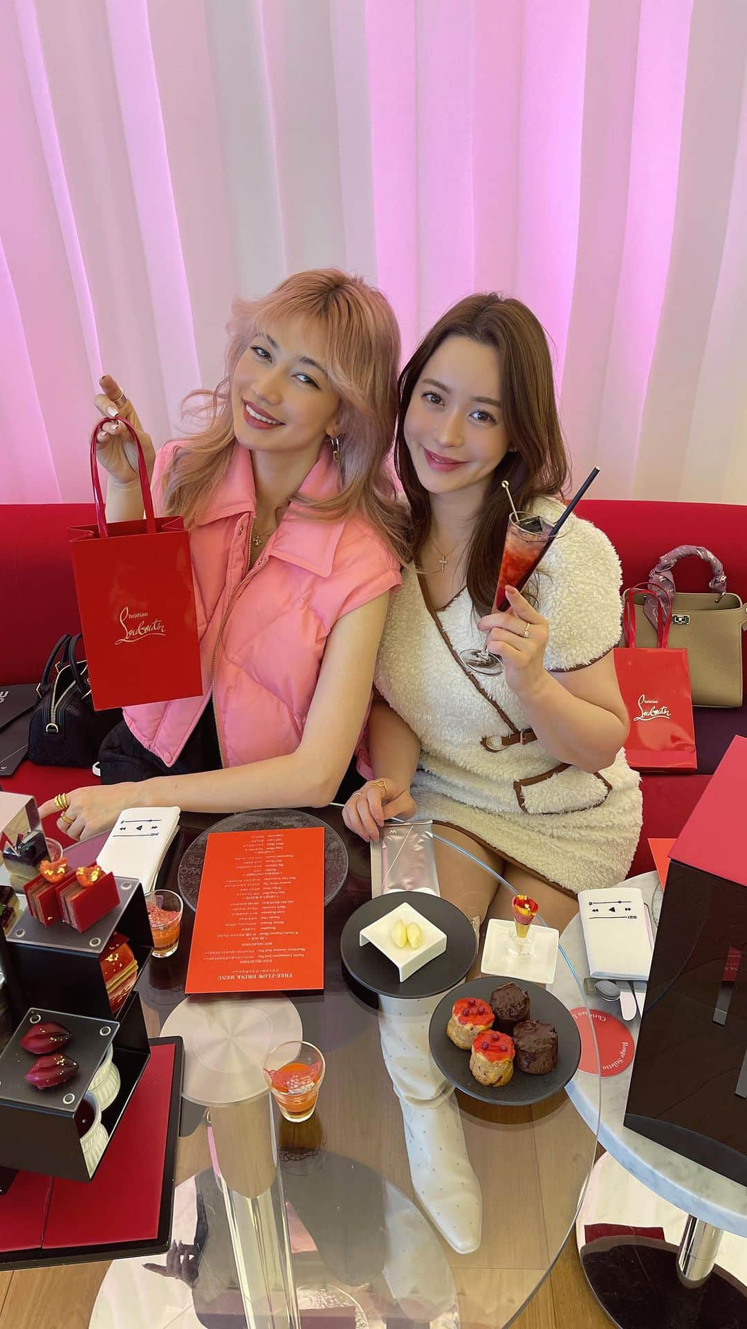 山本ソニアのインスタグラム：「Christian Louboutin Beauty x W Osaka   素敵なアフタヌーンティーへもえかちゃんと行ってきたよ💋💄  どれもクオリティー高く大人な味で甘すぎず美味しかった😻  1月31日まで開催していて、周りのデコレーションなどもルブタンの世界観全開でテンション上がる👠❤️  是非チェックしてね🤭  #pr#wosaka#christianlouboutin  #afternoontea #ヌン活 #アフタヌーンティー #大阪グルメ#ルブタン」