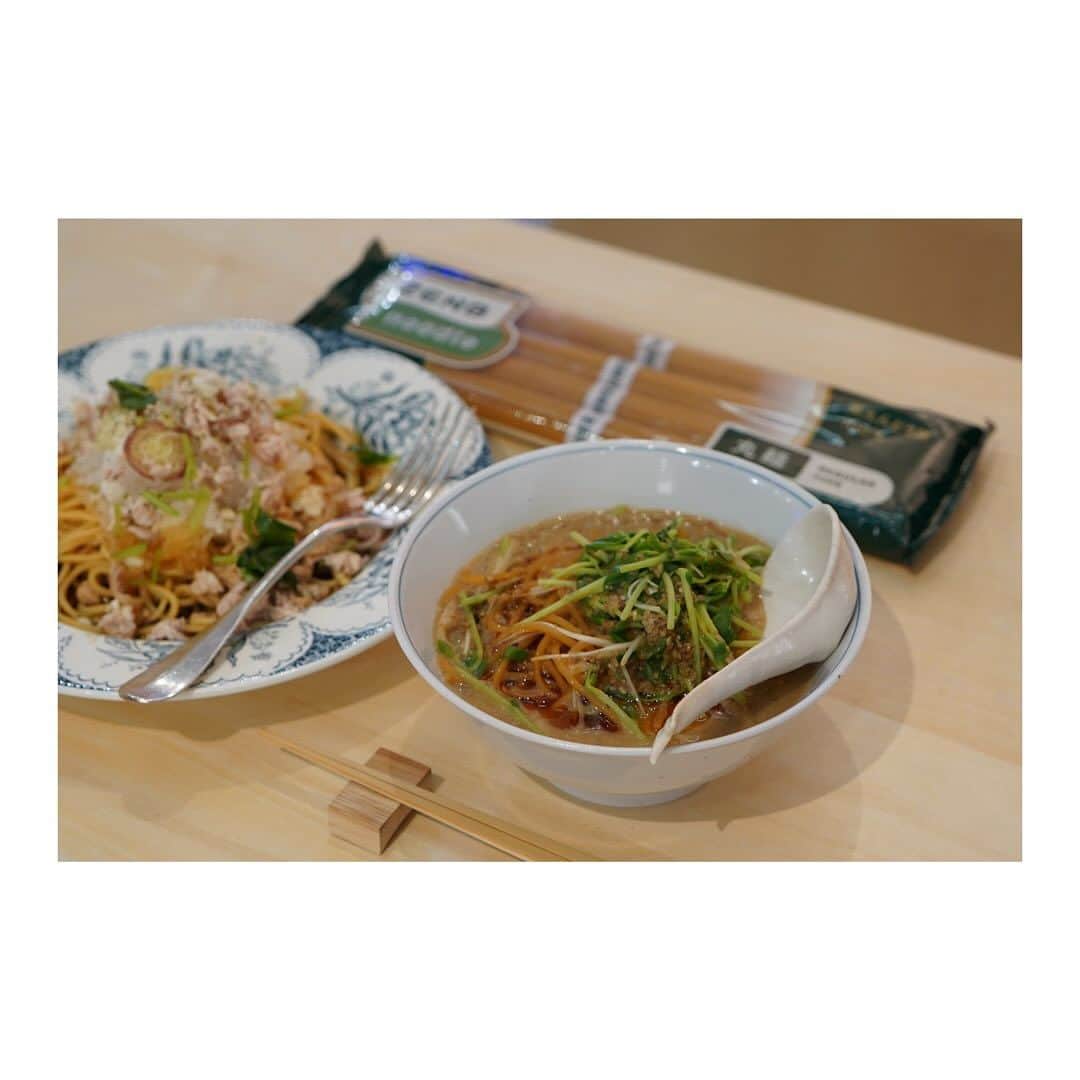 鈴木あすなのインスタグラム：「...  @zenb_japan  とのコラボイベント無事に終了しました〜！ 黄えんどう豆100%のおいしくて身体にも地球にも優しいヌードル🍜 私も含め、初めて食べた方はみんなびっくり。クセがなくて美味しいのよね〜。ぜひグルテン控えたいけど麺類好きな方は本当おすすめ。 POPUP STOREは終わってしまったので、 オンラインでしか買えないけどぜひ食べてみてね♡  今回の料理ライブで紹介したレシピを載せておきます✍️  (お料理写真はスワイプした写真7.8枚目です。)  ▼ZENB noodle レシピ  ●豆乳坦々麺  【材料：１人分】 ZENB　noodle （丸麺）　１束 ★麺つゆ　大さじ１ ★醤油　大さじ１ ★すりごま　大さじ２ 豆乳　大さじ２〜 白ねぎ　１０cm 豆苗　1/4パック ラー油　お好み  【作り方】 ① 白ねぎは千切りにし、豆苗は２cm長さの食べやすいサイズに切る。 ② フライパンに４００mlの湯を沸かし、麺と★の調味料を加えて表記通り中火で茹でる。(途中煮詰まり過ぎたら水を足す。) ③ 残り１分になって煮汁もトロッとしてきたら豆乳を加えさっと混ぜ、白ねぎと豆苗を加え軽く火を入れる。 ④ 器に盛り付け、お好みでラー油をかける。  【ポイント】 ・少ない湯で茹でることで、旨みたっぷりの茹で汁になる。とろみも程よくつくのでスープとして無駄なく活用する。 ・豆苗と白ネギは最後にさっと火入れして食感を残す。    ●ツナおろしパスタ  【材料：２人分】 ZENB　noodle （丸麺）　２束 ツナ缶（水煮）　１缶（７０g） 大根おろし　３００g ★麺つゆ　大さじ２ ★ポン酢　大さじ２ 茗荷　１本 三つ葉　適量 柑橘（ゆず、すだち等）　お好み ブラックペッパー　お好み  【作り方】 ① 茗荷は小口切りにし、三つ葉は食べやすい大きさに切る。ツナ缶は水気をきり、茗荷を加えて混ぜておく。 ② ZENB　noodleは表記通り(冷たいメニュー参照)茹で、ザルにとって水で洗い、よく水気を切る。器に盛り付ける。 ③ ②に大根おろしと①をのせ、★をまわしかける。お好みで柑橘を搾り、ブラックペッパーをちらす。  【ポイント】 ・柑橘や香味野菜でツナの臭みをマスキング。 ・サラダ感覚でさっぱり食べられるパスタ。  ZENBヌードル愛用の皆様はぜひ作ってみて下さいね〜♡  #zenb#zenbヌードル #zenbヌードルレシピ#zenbnoodle #zenbnoodleレシピ #zenbnoodle丸麺」