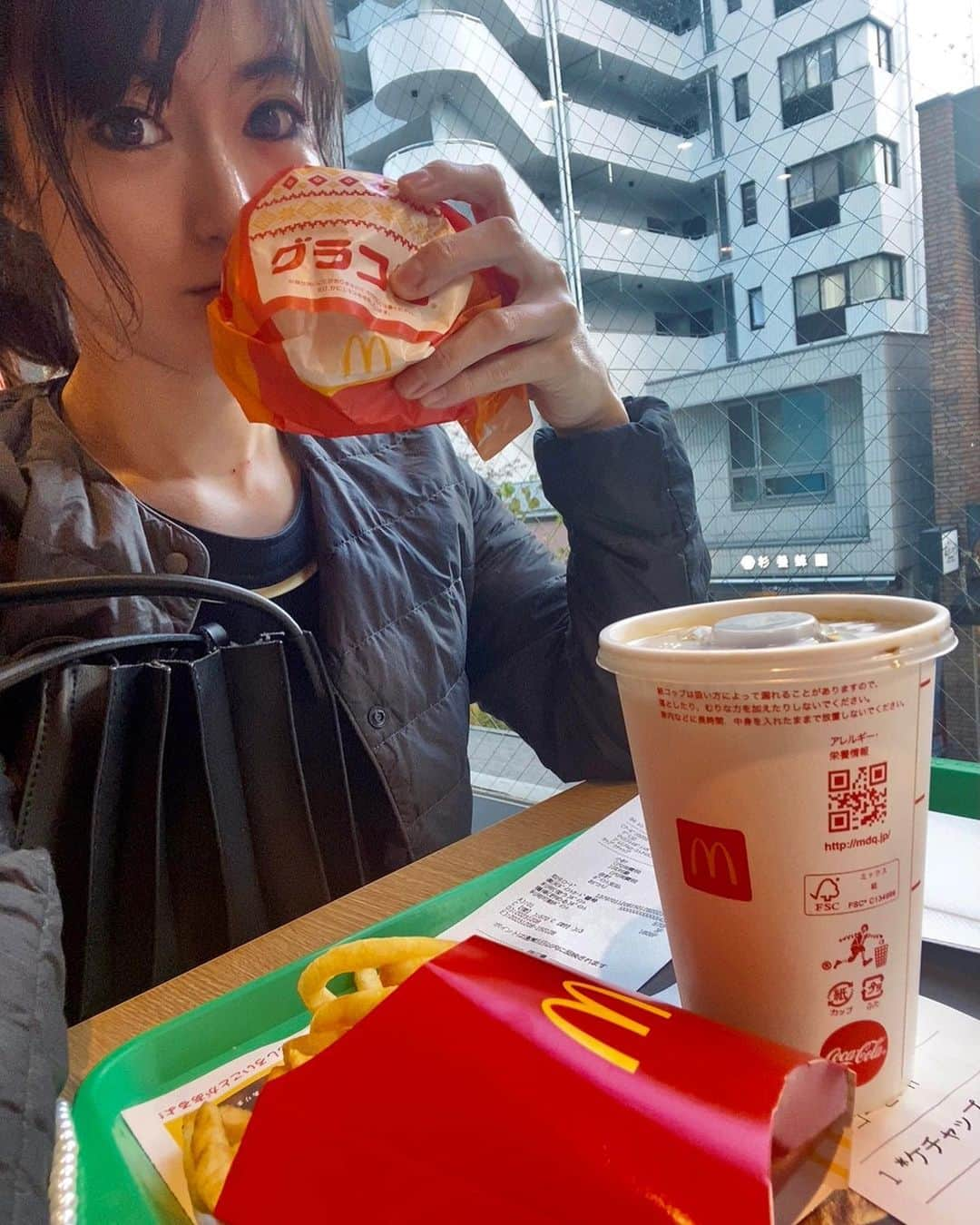 土屋智香さんのインスタグラム写真 - (土屋智香Instagram)「食欲がとまらない(*´Д｀*)。  カロリーどこに飛ばしてるのだろうか？ マッサージ💆‍♀️かな？😄 #マック#マクド#マクドナルド#グラコロ#ランチ#コーヒー#ジャンクフード #パン#ハンバーガー#ご飯#ポテト#カフェ#マッサージ#麻布十番#東京#東京タワー#麻布台ヒルズ #六本木ヒルズ」12月8日 15時30分 - moka_amolir