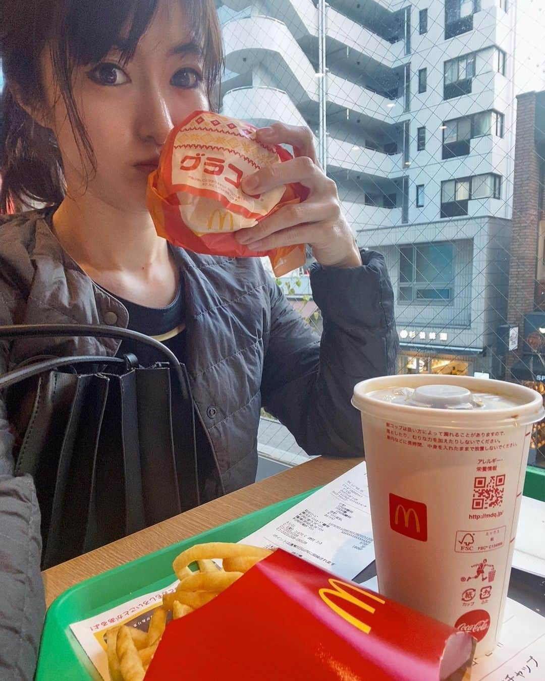 土屋智香さんのインスタグラム写真 - (土屋智香Instagram)「食欲がとまらない(*´Д｀*)。  カロリーどこに飛ばしてるのだろうか？ マッサージ💆‍♀️かな？😄 #マック#マクド#マクドナルド#グラコロ#ランチ#コーヒー#ジャンクフード #パン#ハンバーガー#ご飯#ポテト#カフェ#マッサージ#麻布十番#東京#東京タワー#麻布台ヒルズ #六本木ヒルズ」12月8日 15時30分 - moka_amolir