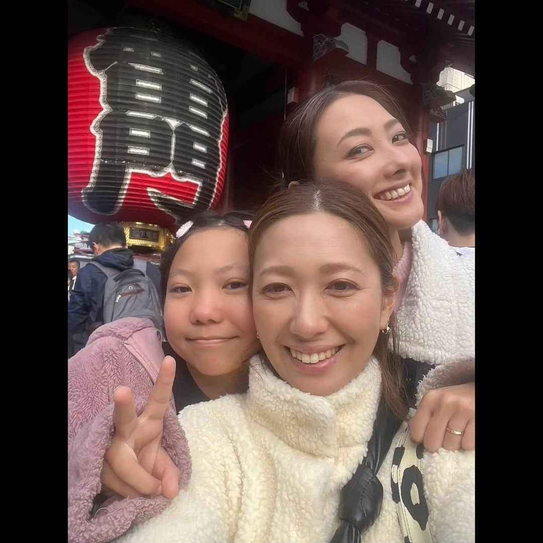 鈴木蛍のインスタグラム：「姉Family 初めての東京旅行🗼 お母さんの次は姉ちゃん家族が東京に♡ お台場→原宿→イクスピアリ→ディズニー→浅草→はとバス と、こちらもギチギチに盛りだくさんの旅行プラン✨ 初めて尽くしの旅行だったけど、姪も甥も楽しめてたみたいで良かった😆 わがままも言わずに偉かった！ 次はいつ来れるかなー？  #東京旅行 #初東京 #初飛行機 #初ディズニー #姉家族 #家族旅行 #ミッキーに会えた #仲良し姉妹」