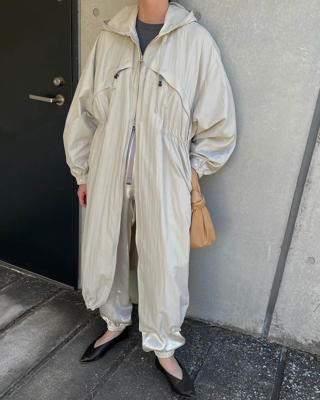 松本有理奈さんのインスタグラム写真 - (松本有理奈Instagram)「12/13 (水)12:00 〜MANOF ONLINE STORE にて『WILD THINGS×MANOF』のコラボアイテムが発売スタート‼︎ ⁡ WILD THINGSのインラインアイテムをベースにMANOFらしいアレンジを加えた春アウター。 裏地のメッシュ仕様やドローコード使いなどアウトドアブランドならではのディテール使いにも注目◎ バックは袖まで広がるヨークデザインを施し体型カバーとデザイン性でMANOFらしさをプラス。 撥⽔機能とUVカット機能が付いているので軽い⾬の⽇や⽇差しの強いシーンにもおすすめです！  ◾︎【WILD THINGS ×MANOF】 BACK YORK HOODIE COAT ¥36,000+tax Color：アイボリー/ネイビー Size:S,M（着用サイズS） ⁡ #manof #マノフ #wildthings #happyplusstore」12月8日 15時39分 - yurina0714