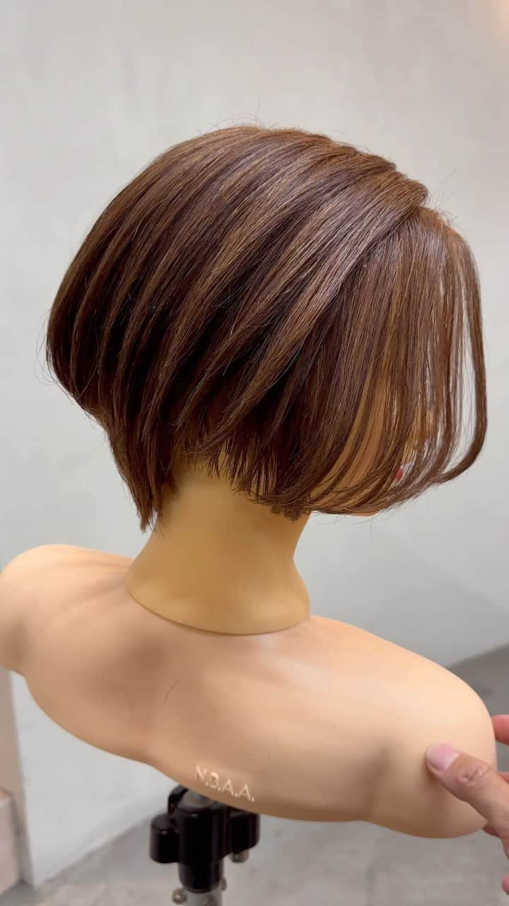 鶴谷和俊のインスタグラム：「ショートボブ/Short bob  កាត់បូបសម្រាប់ស្រី Tóc bob ngắn शॉर्ट बॉब Bob corto 짧은 밥 短发波波 Rambut pendek bob  ▪️使用ハサミ/scissors ・JOEWELL ニューコバルト NC-5  JDB-610F  #hairstyleforshorthair #ショートボブ #ボブ #ショートヘア #ショートカット #bob #カット #ヘアカット #ヘアスタイル #髪型 #hair  #haircut #hairstyle #hairstyles #hairstylest #hairstyle #美容師 #Hairdresser #ម៉ាស់ស្រពះ #Thợlàmtóc #हेयरड्रेसर #Peluquero #미용사 #美发师 #Coiffeur #peinado #JOEWELL #pr」