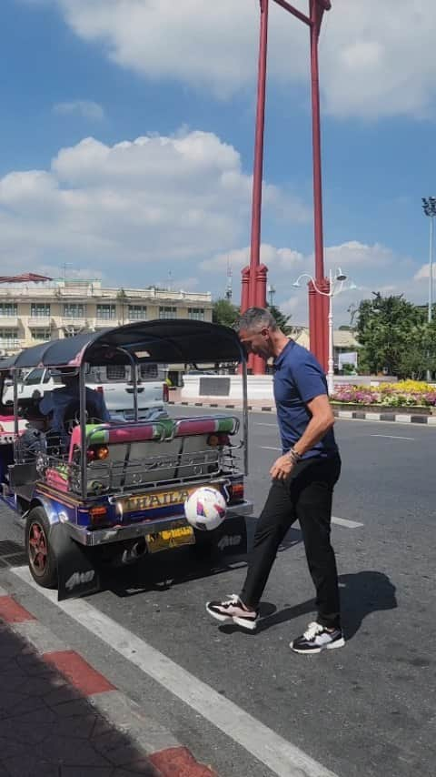 ルイス・ハビエル・ガルシア・サンスのインスタグラム：「BANGKOK   #laligaambassadors  #football #MoreThanaGame」