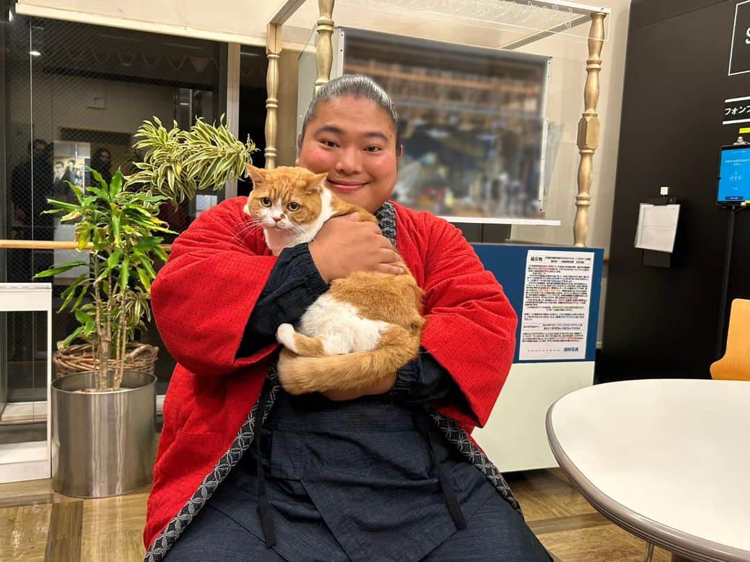 富栄ドラムさんのインスタグラム写真 - (富栄ドラムInstagram)「ふてにゃん🐈️と記念に📸 今日から公開のY!mobile新CM📺️に、バカボンのご近所さんとして出演させていただいてます📱📣  マシマシ鍋を美味しく食べて🍲 ギガマシマシ!なワイモバ新料金プランを紹介しました👏✨  これでいいのだ～📱👍️(バカボンのパパ)  #出川哲朗 #小池栄子 #芦田愛菜 #富栄ドラム」12月8日 15時58分 - tomisakae