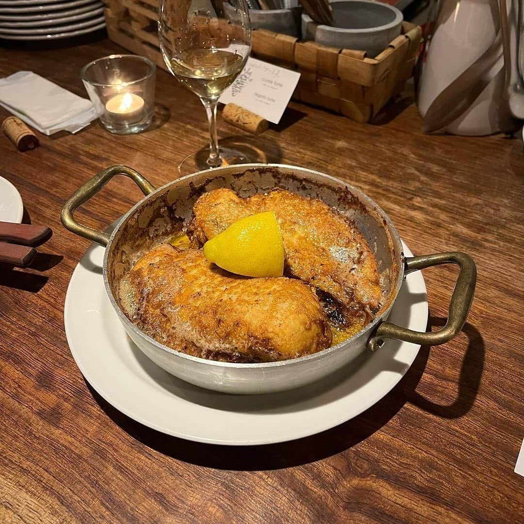RETRIP<リトリップ>グルメさんのインスタグラム写真 - (RETRIP<リトリップ>グルメInstagram)「【RETRIP×東京🍷】 こちらは、東京・下北沢にある「#Cuore forte（#クオーレフォルテ）」です。ワインへのこだわりがあふれるイタリアンバル。丁寧で、飾らないけれど贅沢な食事と、ナチュラルワインが愉しめます✨一人でも、大切な人とでも、心がホッと落ち着くひとときを叶えてくれるお店です。年末の忙しない時期だからこそ、足を運んでみてくださいね。※お酒が飲める方のみ来店可となっております。ご予約の際はご注意ください。  [スポット情報] 📍住所： 東京都世田谷区北沢3-20-2 大成ビル　1F 🚃最寄り駅：下北沢駅より徒歩5分 🕐営業時間：17:00～翌0:00 🗓定休日：火曜 📝予約：可 💰支払い：カード、現金のみ  ※投稿時の情報となります  ・  Photo by @__harapeko_risu__ ______________________________  全国で話題のスイーツを紹介しているアカウントです！ 他の投稿はこちらから！ >> @retrip_gourmet  ______________________________  RETRIPでは「おでかけ」に関する様々な情報を発信しています。ぜひ他のアカウントもチェックしてくださいね！ . @retrip_news 最新のおでかけ情報を紹介 @retrip_nippon 日本の絶景を紹介 @retrip_global 海外の絶景を紹介 @retrip_gourmet 全国の話題のグルメを紹介 @retrip_cafe 全国のおしゃれなカフェを紹介 . ▼RETRIP[リトリップ]のアプリ 最新情報をまとめてご覧になりたい方には『RETRIPアプリ』がおすすめ！明日のお出かけにすぐ活かせるアイディアが盛りだくさんです✨プロフィールのURLからダウンロードできますので、ぜひご利用ください。 .  ______________________________  #retrip #リトリップ #retrip_groumet #retrip_cafe #国内グルメ #東京グルメ #国内カフェ #東京カフェ #グルメ日記 #飯テロ #食べ歩き #groumetstagram #japanesefood #カフェ #スイーツ #カフェ巡り #かふぇすたぐらむ #スイーツ好きと繋がりたい #instafood #下北沢 #下北沢グルメ #ワイン #ナチュラルワイン #イタリアン #下北沢ディナー」12月10日 20時00分 - retrip_gourmet