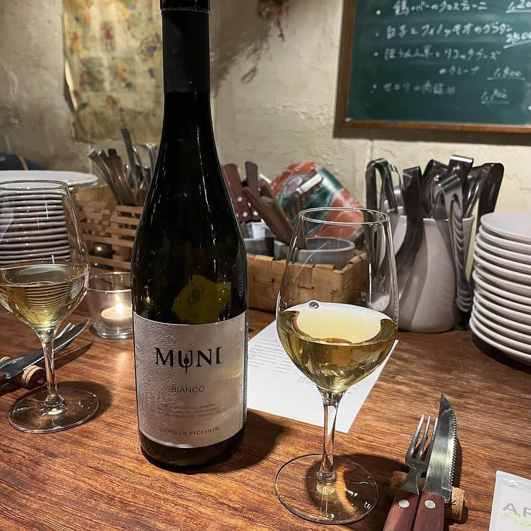 RETRIP<リトリップ>グルメさんのインスタグラム写真 - (RETRIP<リトリップ>グルメInstagram)「【RETRIP×東京🍷】 こちらは、東京・下北沢にある「#Cuore forte（#クオーレフォルテ）」です。ワインへのこだわりがあふれるイタリアンバル。丁寧で、飾らないけれど贅沢な食事と、ナチュラルワインが愉しめます✨一人でも、大切な人とでも、心がホッと落ち着くひとときを叶えてくれるお店です。年末の忙しない時期だからこそ、足を運んでみてくださいね。※お酒が飲める方のみ来店可となっております。ご予約の際はご注意ください。  [スポット情報] 📍住所： 東京都世田谷区北沢3-20-2 大成ビル　1F 🚃最寄り駅：下北沢駅より徒歩5分 🕐営業時間：17:00～翌0:00 🗓定休日：火曜 📝予約：可 💰支払い：カード、現金のみ  ※投稿時の情報となります  ・  Photo by @__harapeko_risu__ ______________________________  全国で話題のスイーツを紹介しているアカウントです！ 他の投稿はこちらから！ >> @retrip_gourmet  ______________________________  RETRIPでは「おでかけ」に関する様々な情報を発信しています。ぜひ他のアカウントもチェックしてくださいね！ . @retrip_news 最新のおでかけ情報を紹介 @retrip_nippon 日本の絶景を紹介 @retrip_global 海外の絶景を紹介 @retrip_gourmet 全国の話題のグルメを紹介 @retrip_cafe 全国のおしゃれなカフェを紹介 . ▼RETRIP[リトリップ]のアプリ 最新情報をまとめてご覧になりたい方には『RETRIPアプリ』がおすすめ！明日のお出かけにすぐ活かせるアイディアが盛りだくさんです✨プロフィールのURLからダウンロードできますので、ぜひご利用ください。 .  ______________________________  #retrip #リトリップ #retrip_groumet #retrip_cafe #国内グルメ #東京グルメ #国内カフェ #東京カフェ #グルメ日記 #飯テロ #食べ歩き #groumetstagram #japanesefood #カフェ #スイーツ #カフェ巡り #かふぇすたぐらむ #スイーツ好きと繋がりたい #instafood #下北沢 #下北沢グルメ #ワイン #ナチュラルワイン #イタリアン #下北沢ディナー」12月10日 20時00分 - retrip_gourmet