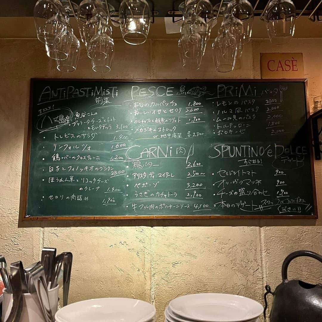 RETRIP<リトリップ>グルメさんのインスタグラム写真 - (RETRIP<リトリップ>グルメInstagram)「【RETRIP×東京🍷】 こちらは、東京・下北沢にある「#Cuore forte（#クオーレフォルテ）」です。ワインへのこだわりがあふれるイタリアンバル。丁寧で、飾らないけれど贅沢な食事と、ナチュラルワインが愉しめます✨一人でも、大切な人とでも、心がホッと落ち着くひとときを叶えてくれるお店です。年末の忙しない時期だからこそ、足を運んでみてくださいね。※お酒が飲める方のみ来店可となっております。ご予約の際はご注意ください。  [スポット情報] 📍住所： 東京都世田谷区北沢3-20-2 大成ビル　1F 🚃最寄り駅：下北沢駅より徒歩5分 🕐営業時間：17:00～翌0:00 🗓定休日：火曜 📝予約：可 💰支払い：カード、現金のみ  ※投稿時の情報となります  ・  Photo by @__harapeko_risu__ ______________________________  全国で話題のスイーツを紹介しているアカウントです！ 他の投稿はこちらから！ >> @retrip_gourmet  ______________________________  RETRIPでは「おでかけ」に関する様々な情報を発信しています。ぜひ他のアカウントもチェックしてくださいね！ . @retrip_news 最新のおでかけ情報を紹介 @retrip_nippon 日本の絶景を紹介 @retrip_global 海外の絶景を紹介 @retrip_gourmet 全国の話題のグルメを紹介 @retrip_cafe 全国のおしゃれなカフェを紹介 . ▼RETRIP[リトリップ]のアプリ 最新情報をまとめてご覧になりたい方には『RETRIPアプリ』がおすすめ！明日のお出かけにすぐ活かせるアイディアが盛りだくさんです✨プロフィールのURLからダウンロードできますので、ぜひご利用ください。 .  ______________________________  #retrip #リトリップ #retrip_groumet #retrip_cafe #国内グルメ #東京グルメ #国内カフェ #東京カフェ #グルメ日記 #飯テロ #食べ歩き #groumetstagram #japanesefood #カフェ #スイーツ #カフェ巡り #かふぇすたぐらむ #スイーツ好きと繋がりたい #instafood #下北沢 #下北沢グルメ #ワイン #ナチュラルワイン #イタリアン #下北沢ディナー」12月10日 20時00分 - retrip_gourmet