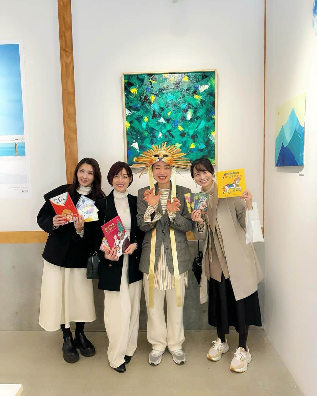 新井恵理那のインスタグラム：「ゆりゆりさんとみきみきみっきーさんの展示へ☆(重なりすぎて何が何だか( ・∇・)笑) 侑里さんに誘ってもらって初めて見させてもらい、色鮮やかな作品に心動かされました♪ 旅行した気分になり、うきうき。  絵の中の人物は動かすことができるそうで、そんな遊び心も素敵です!  わたしは毎月、子へ絵本を贈ることにしたので、二ヶ月目のプレゼントはミッキーさんが絵を描かれたクリスマスが楽しみになる一冊にしました(o^^o)  絵本を読むと、大人もあたたかい気持ちに包まれますね(^-^)♪  短い時間だったけど、ゆりゆりさんとはわたしがお腹を壊してピンチだった話から、とても恥ずかしい話ばかりして泣くほど笑いました…笑  こだわりのラーメンを気持ちのいい空間でいただけて秋のお出かけにおすすめしたい場所でしたよ!  #下北沢 #誰もがみんなサンタクロース #新井恵理那 #centforce」