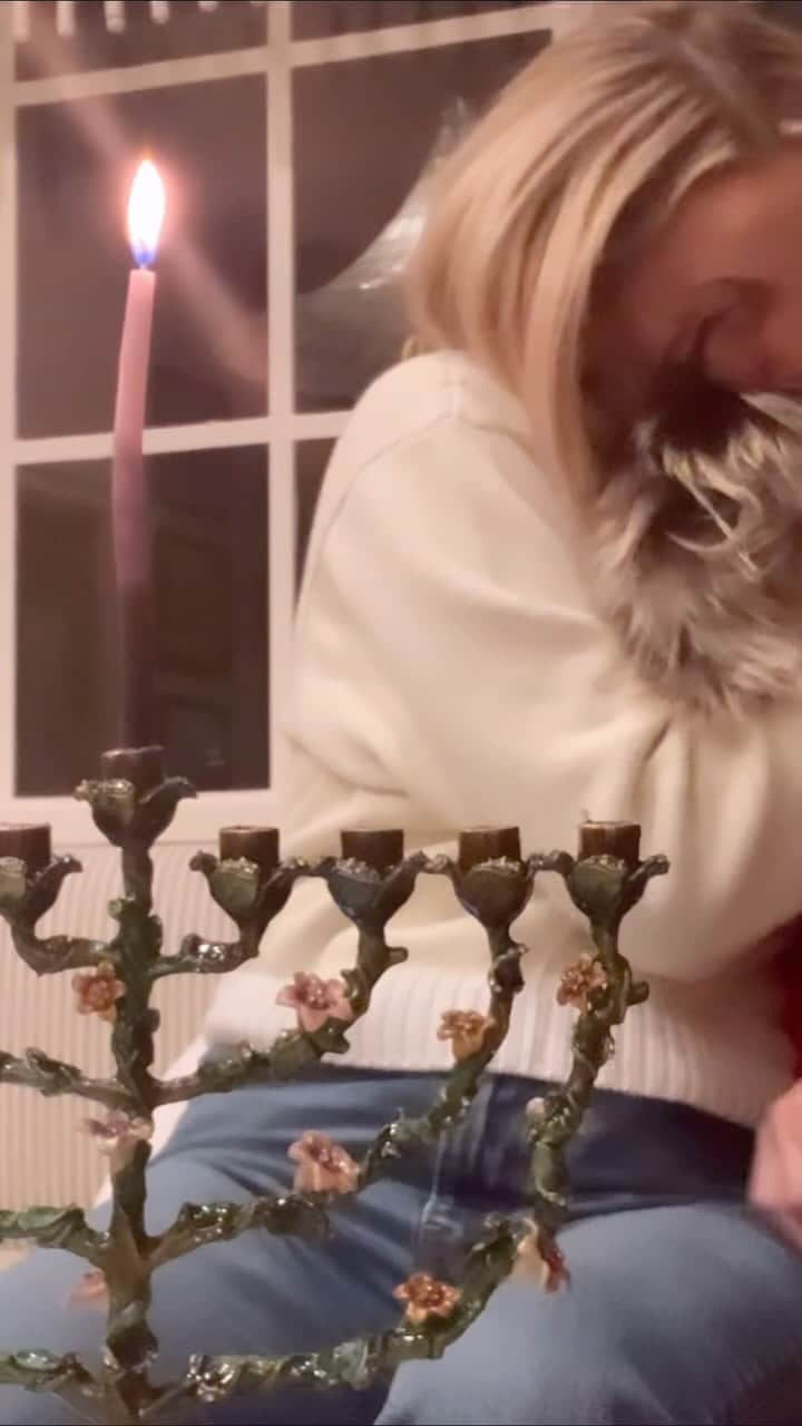 ケイト・ハドソンのインスタグラム：「Connecting to love, light, miracles and peace tonight on the first day of Hanukkah ✨ Happy Hanukkah everyone 🫶」