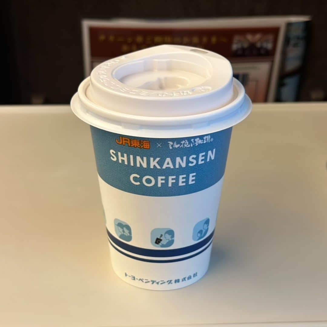 笠井信輔さんのインスタグラム写真 - (笠井信輔Instagram)「感動！  やっぱり 🎵富士は日本一の山🎵 と歌われるだけの事はあります  久しぶりに雲1つない富士山を見ることができました  晴れやかな気持ちになって、今日も仕事に向かうことができます  やっぱり東海道新幹線下りは 「のぞみ」で東京から45分後 右側の窓側の席に限りますね (^_^)v  ただ、やっぱり暖冬のせいなのか、雪が少し少ないです  上が私が11月19日に撮った写真 下が今日です  11月から12月になったのに雪が減ってました  さて、最近、驚いたのは 東京駅の新幹線ホーム下の売店で、カップコーヒーを買おうとしたら  「コーヒーの販売は終了しました」  なんですと！  確かに、コーヒーメーカーがない！  車両の中でのワゴン販売も終わって ホーム下の売店でのコーヒーも終わって  どうするんじゃい！！  と思った瞬間  「ホームに新しい自動販売機ができましたので、そちらにどうぞ」  行ってみるとあった！！  カップ、コーヒー用の自動販売機が  「新幹線ひかりブレンド」 「新幹線のぞみブレンド」  値段は同じ300円  どう違うんじゃぁー  カフェラテもある 350円！  自販機なのに、結構しますね  でも、写真見て下さい  「出来上がるまでに95秒かかるので、電車の出発に気をつけてください」なんて言う注意書きまであって  おー！出てきました  なんとフタまでついてる  早速車内で飲んでみたら 結構おいしかった 何よりも熱すぎないのがいいですね  実はワゴン販売のコーヒーは火傷しそうなったことが何度かありました（笑）  あれ、熱すぎましたよね  さすが350円の自販機カフェラテ！  気づくと、隣にはあの新幹線名物 コチコチアイスの自販機も！  もう買ってる(笑)  JR東海もいろいろ考えてるんですね  でも、その分、ワゴン販売の従業員の皆さんはどうしてるかなあとちょっと気になってしまいます  皆さん元気にしてるのかな？」12月8日 16時02分 - shinsuke.kasai