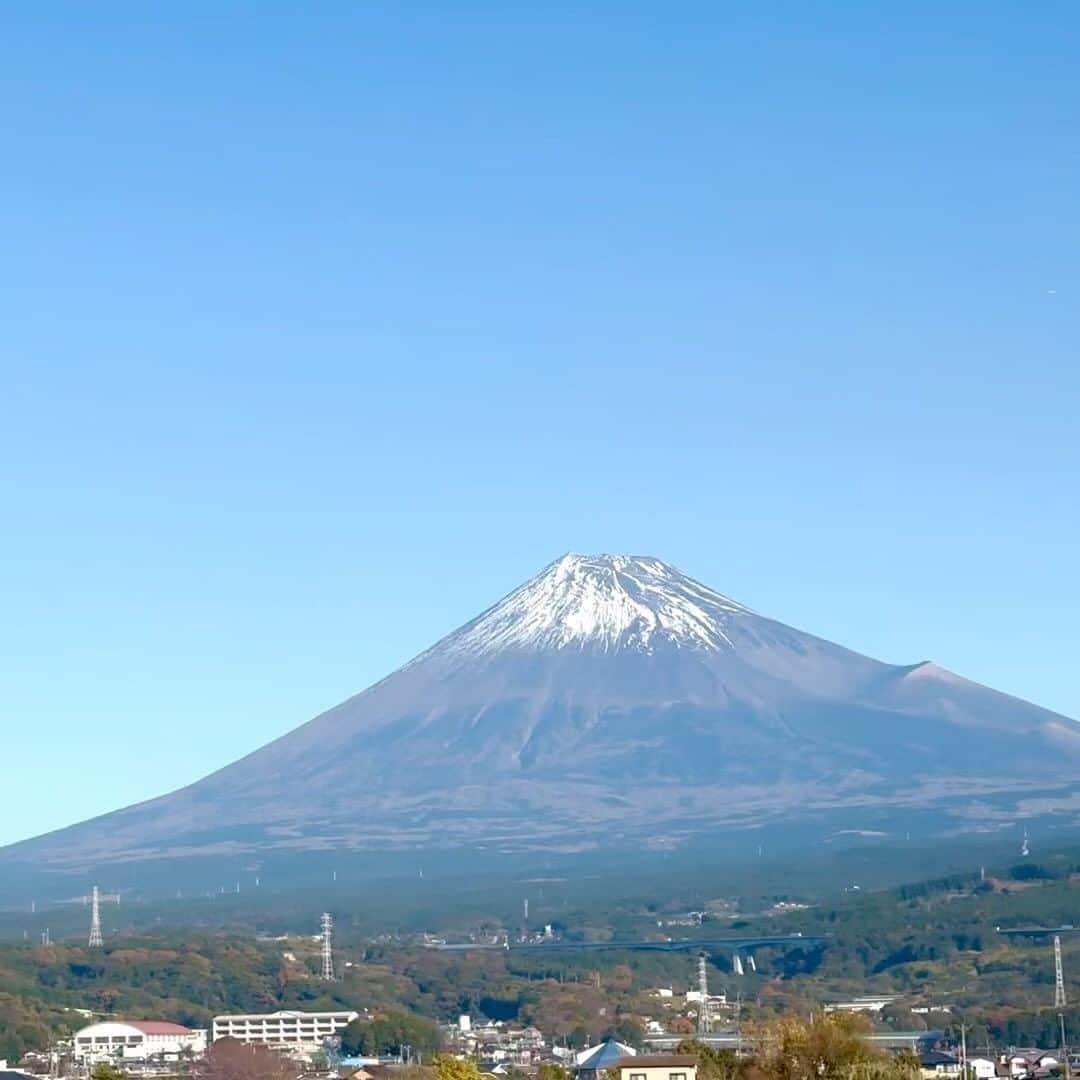 笠井信輔のインスタグラム：「感動！  やっぱり 🎵富士は日本一の山🎵 と歌われるだけの事はあります  久しぶりに雲1つない富士山を見ることができました  晴れやかな気持ちになって、今日も仕事に向かうことができます  やっぱり東海道新幹線下りは 「のぞみ」で東京から45分後 右側の窓側の席に限りますね (^_^)v  ただ、やっぱり暖冬のせいなのか、雪が少し少ないです  上が私が11月19日に撮った写真 下が今日です  11月から12月になったのに雪が減ってました  さて、最近、驚いたのは 東京駅の新幹線ホーム下の売店で、カップコーヒーを買おうとしたら  「コーヒーの販売は終了しました」  なんですと！  確かに、コーヒーメーカーがない！  車両の中でのワゴン販売も終わって ホーム下の売店でのコーヒーも終わって  どうするんじゃい！！  と思った瞬間  「ホームに新しい自動販売機ができましたので、そちらにどうぞ」  行ってみるとあった！！  カップ、コーヒー用の自動販売機が  「新幹線ひかりブレンド」 「新幹線のぞみブレンド」  値段は同じ300円  どう違うんじゃぁー  カフェラテもある 350円！  自販機なのに、結構しますね  でも、写真見て下さい  「出来上がるまでに95秒かかるので、電車の出発に気をつけてください」なんて言う注意書きまであって  おー！出てきました  なんとフタまでついてる  早速車内で飲んでみたら 結構おいしかった 何よりも熱すぎないのがいいですね  実はワゴン販売のコーヒーは火傷しそうなったことが何度かありました（笑）  あれ、熱すぎましたよね  さすが350円の自販機カフェラテ！  気づくと、隣にはあの新幹線名物 コチコチアイスの自販機も！  もう買ってる(笑)  JR東海もいろいろ考えてるんですね  でも、その分、ワゴン販売の従業員の皆さんはどうしてるかなあとちょっと気になってしまいます  皆さん元気にしてるのかな？」