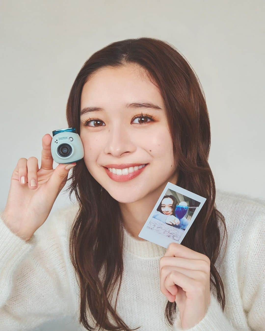 田鍋梨々花のインスタグラム：「・ INSTAX Pal™を使ってみたよ〜 とっても簡単に撮影出来たし、カラーも豊富で可愛い！ カバンに付けて持ち運べたり、大人数で写真を撮る時など、沢山活躍しそうです🧚🏻‍♀️  撮った画像は専用アプリで確認したりスマホプリンターINSTAX mini Link 2™でプリントできるのも嬉しい〜 普段撮れないような角度からも撮影出来てとっても楽しかったです🧚🏻‍♀️  #PR #チェキ #INSTAXPal」