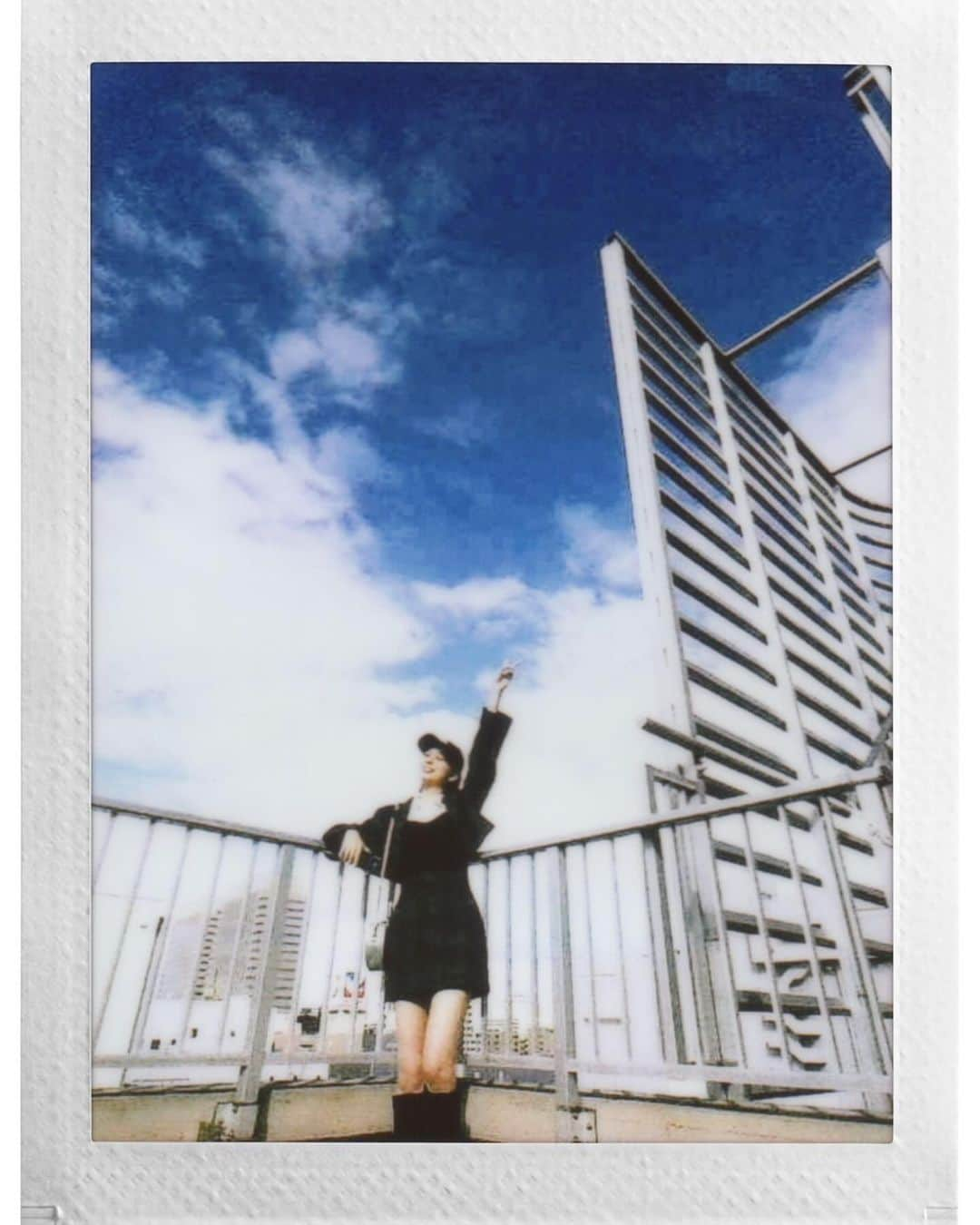 田鍋梨々花さんのインスタグラム写真 - (田鍋梨々花Instagram)「・ INSTAX Pal™を使ってみたよ〜 とっても簡単に撮影出来たし、カラーも豊富で可愛い！ カバンに付けて持ち運べたり、大人数で写真を撮る時など、沢山活躍しそうです🧚🏻‍♀️  撮った画像は専用アプリで確認したりスマホプリンターINSTAX mini Link 2™でプリントできるのも嬉しい〜 普段撮れないような角度からも撮影出来てとっても楽しかったです🧚🏻‍♀️  #PR #チェキ #INSTAXPal」12月8日 16時12分 - ririka_tanabe_official