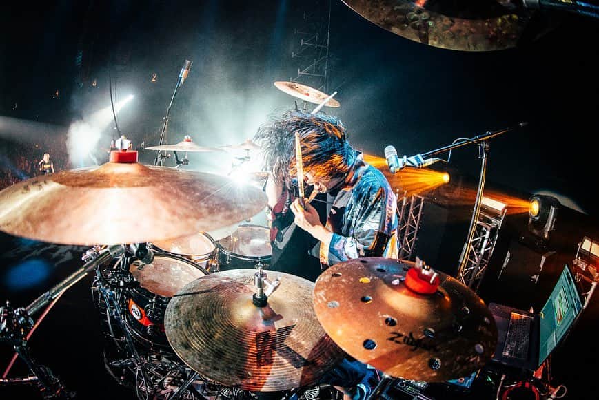 Tomoyaさんのインスタグラム写真 - (TomoyaInstagram)「香港 day1🔥  多謝！👏☺️ 待っててくれたみんな、ありがとう✨ 今日も楽しもうね☺️   @oneokrockofficial  @ruihashimoto 📸   #oneokrock #drummer #luxurydisease」12月8日 16時11分 - tomo_10969