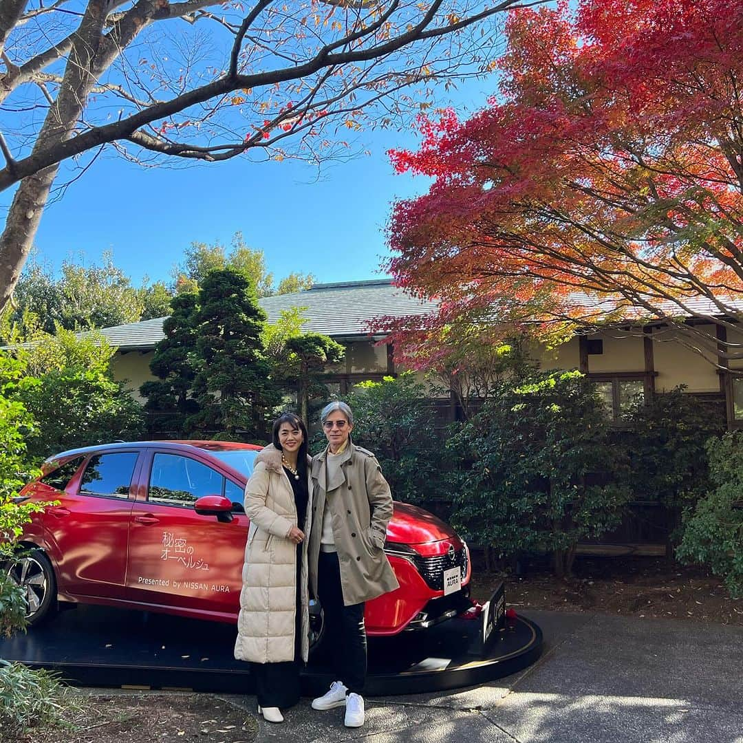 前田典子のインスタグラム：「夫婦で👬 #秘密のオーベルジュ　へ行ってきました🌹 #日産オーラ　をイメージした HIRAMATSUのコース料理 とAURAの試乗と 上質を味わってきました🚗🍽️  待ち合わせの場所だけ知らされて そこでAURAのキーを受け取り ナビゲーターさんと一緒にAURAを試乗 案内されて到着した場所には㊙️🚗😆 赤いドアが🚪 そこは素敵な秘密のオーベルジュでした❤️  坂道をぐんぐん上っていく AURAのe-POWER💪 コンパクトカーなのに凄い👏👏👏👏🚗 正面顔もスッキリしていていいお顔 インテリアもお洒落✨ ヘッドレストに付いてる BOSEのスピーカーが心地良い音で ドライブのテンションを アゲ⤴️てくれました😊🎶 インテリジェントクルーズコントロール付きなのが嬉しい💕  「秘密のオーベルジュ」、体験者募集中です🌹 応募期間は2023年12月22日（金）まで。 抽選で5組10名様に当たります。 会場は、秘密です㊙️ 詳しくはこちらのサイトで ↓ https://www2.nissan.co.jp/SP/AURA/SECRET-AUBERGE/ @nissanjapan   #PR#日産#日産オーラ、#オーラを味わう、#上質をまとったコンパクト、#プレミアムコンパクトカー、#秘密のオーベルジュ ———————————————」