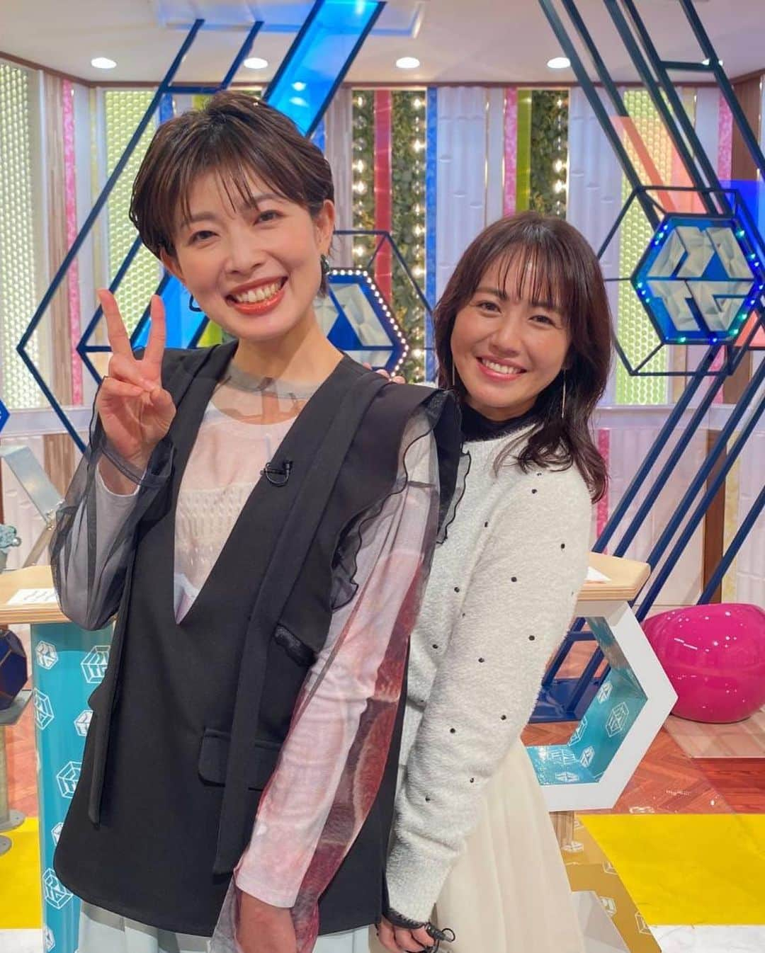 林マオさんのインスタグラム写真 - (林マオInstagram)「今週土曜ひる11時55分🧡  たけうちほのかさんがゲスト出演です！ 豪快で、オープンで飾らないほのかさん、 あっという間にネタバレメンバーと 溶け込んでいました😊  2枚目は#磯山さやかさん と❤️ 先週の分です💦  磯山さんに写真で細く見せるコツを聞いたら、 私の後ろに半分以上体を隠してしまいました😂  じゃあ前の人はどうやって 細く見せたらいいのか聞いたら、 そこは、犠牲になるしかないですと言われました🤣🤣  #読売テレビ#ネタバレmtg#たけうちほのか さん#土曜#お昼#放送#大阪#たけうちほのか さん#磯山さやか さん」12月8日 16時22分 - maohayashi_ytv