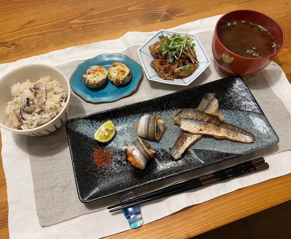 寺田有希さんのインスタグラム写真 - (寺田有希Instagram)「旬の「かます」がすんごい安かった！！！🐟✨  安い上に、20%引き！！！ これは買うでしょ🤤✨  ってことで、かます食べ切りご飯🍚✨ ▼かますの炊き込みご飯 ▼かますのレモンバターソテー ▼かますの幽庵焼き ▼かますの明太子巻き焼き ▼かますの炊き込みご飯で冷や汁風  初めて買ったんだけど、 魚としても扱いやすいし美味しかった！！！  かます、いいね☺️🐟✨  #食べ切りレシピ #おうちごはん #フリーランス女子 #寺田有希」12月8日 16時23分 - terada_yuki