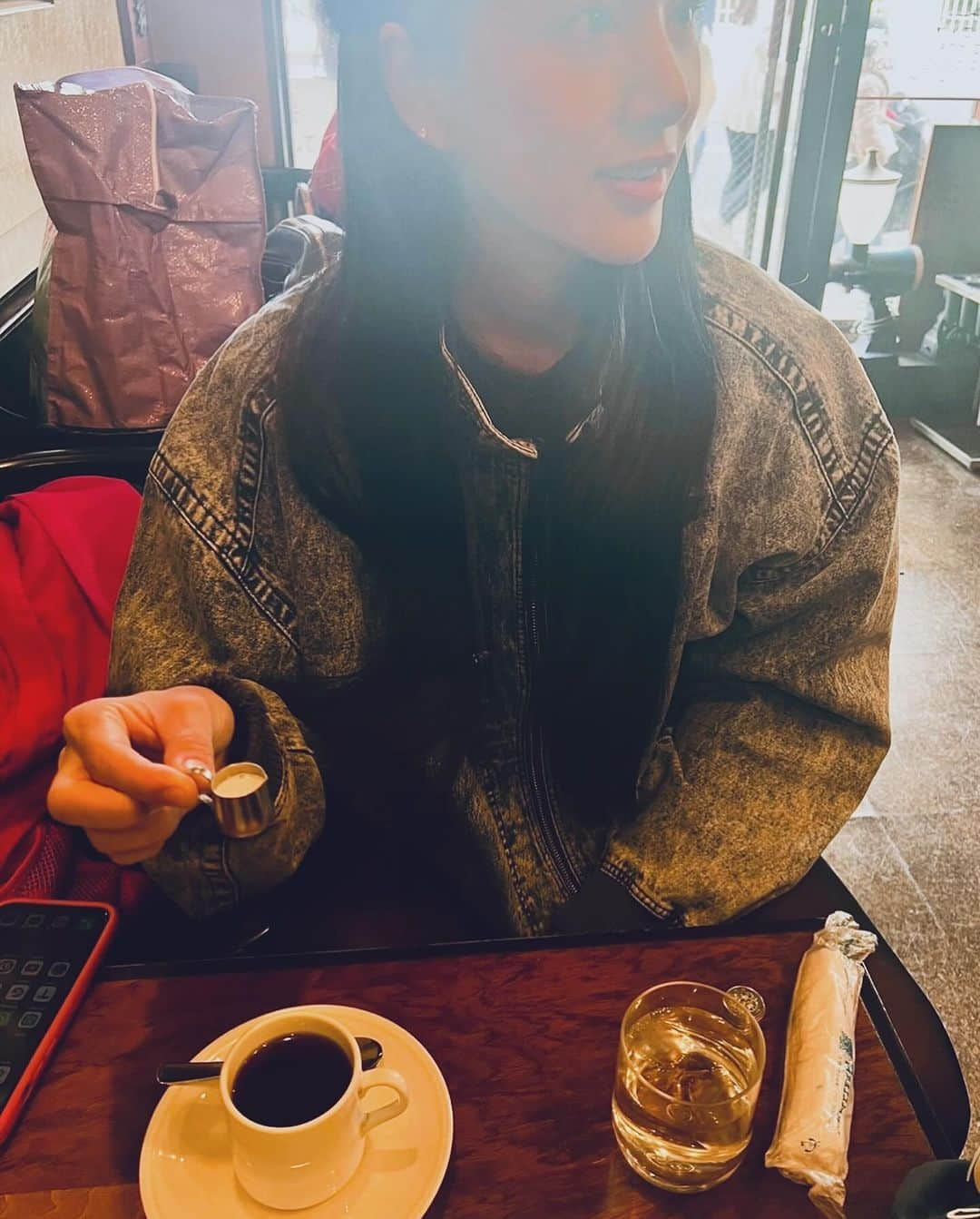 Areum Jungさんのインスタグラム写真 - (Areum JungInstagram)「4-5cup of Coffee everyday in Tokyo   도쿄에서 하루에 커피만 5잔씩은 마신듯. 언제나 뜨아. 확고한 취향🔥🔥🔥   작은 동네 맛집 까페들이 즐비한 도쿄에서도 언제나 막상 먹어보면 기대보다 별로인 곳도 있었다는.   다른 사람이 먹는 디저트 구경하는 것 짱 재미있어요 😃  #coffee #도쿄 #도쿄여행 #일본여행 #japan #커피」12月8日 16時23分 - areumjung