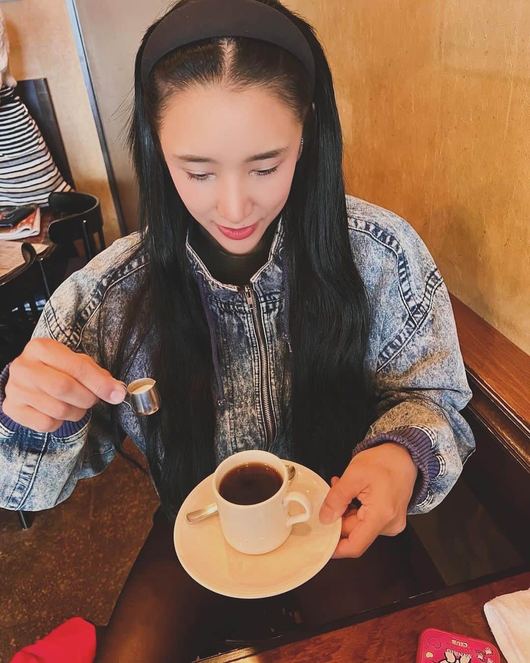 Areum Jungさんのインスタグラム写真 - (Areum JungInstagram)「4-5cup of Coffee everyday in Tokyo   도쿄에서 하루에 커피만 5잔씩은 마신듯. 언제나 뜨아. 확고한 취향🔥🔥🔥   작은 동네 맛집 까페들이 즐비한 도쿄에서도 언제나 막상 먹어보면 기대보다 별로인 곳도 있었다는.   다른 사람이 먹는 디저트 구경하는 것 짱 재미있어요 😃  #coffee #도쿄 #도쿄여행 #일본여행 #japan #커피」12月8日 16時23分 - areumjung