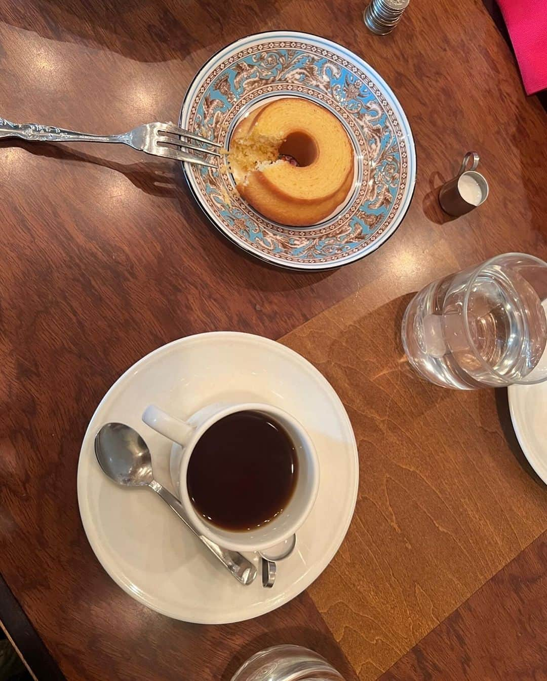 Areum Jungさんのインスタグラム写真 - (Areum JungInstagram)「4-5cup of Coffee everyday in Tokyo   도쿄에서 하루에 커피만 5잔씩은 마신듯. 언제나 뜨아. 확고한 취향🔥🔥🔥   작은 동네 맛집 까페들이 즐비한 도쿄에서도 언제나 막상 먹어보면 기대보다 별로인 곳도 있었다는.   다른 사람이 먹는 디저트 구경하는 것 짱 재미있어요 😃  #coffee #도쿄 #도쿄여행 #일본여행 #japan #커피」12月8日 16時23分 - areumjung